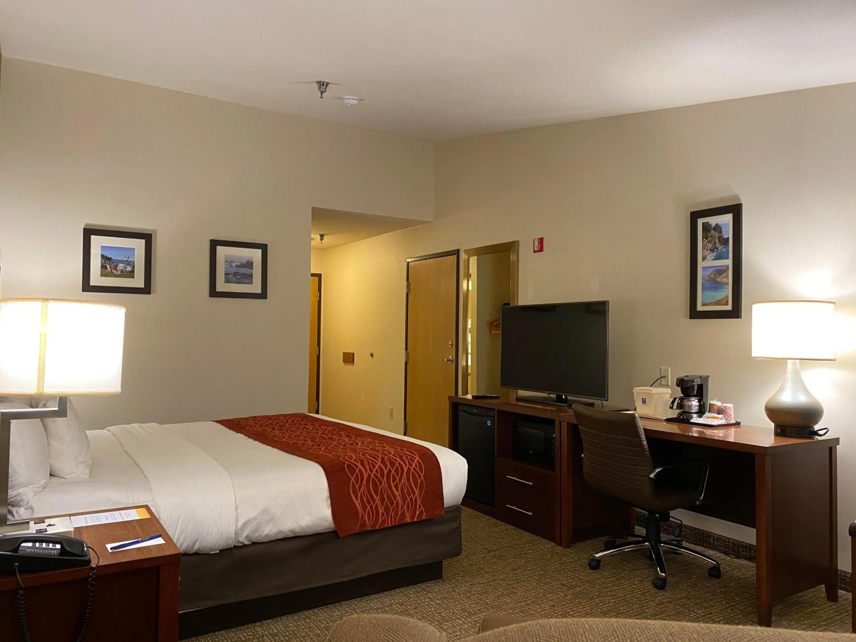 Bed in Comfort Inn Marina on the Monterey Bay