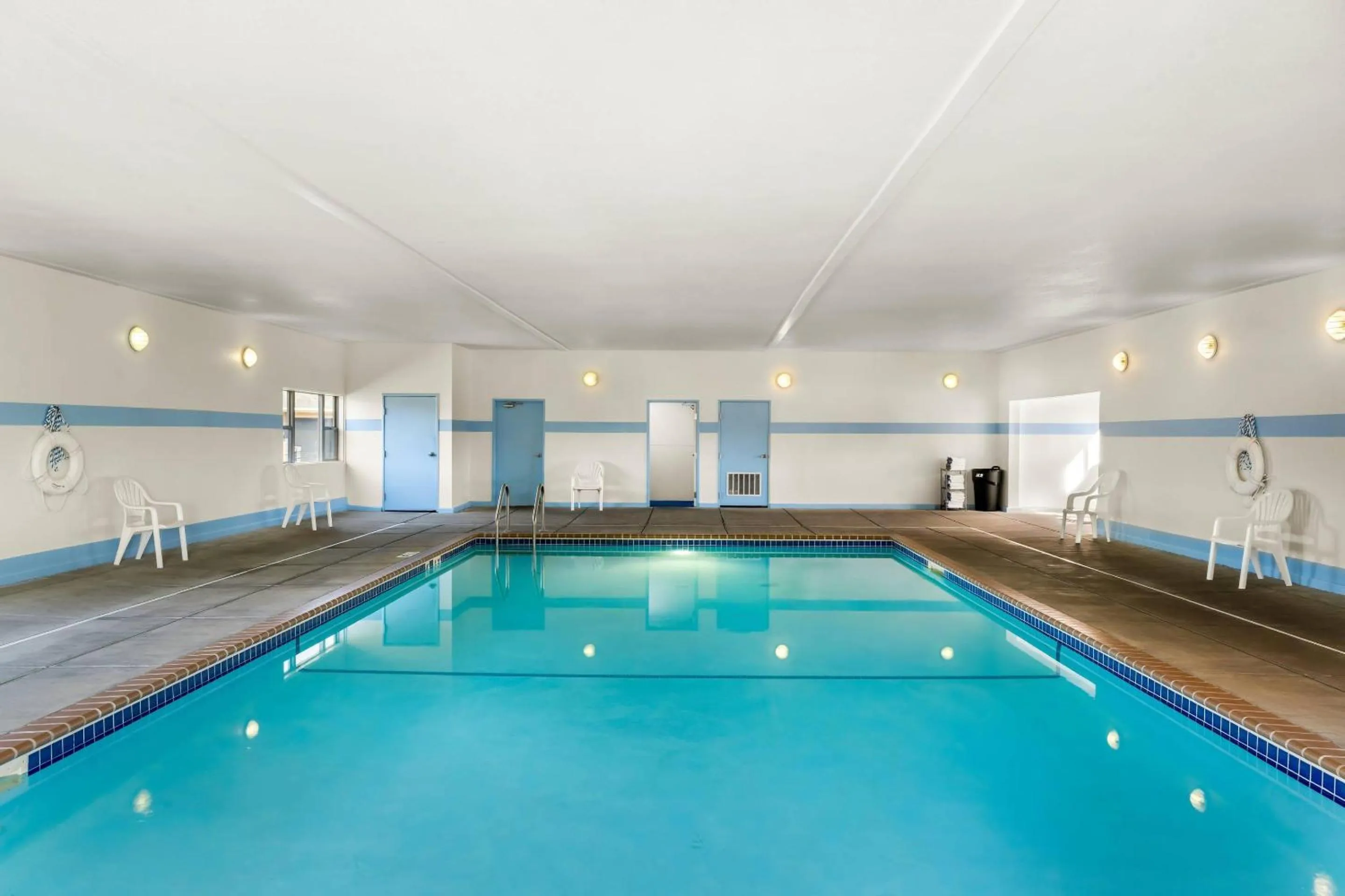 Swimming pool in Econo Lodge Miles City I-94