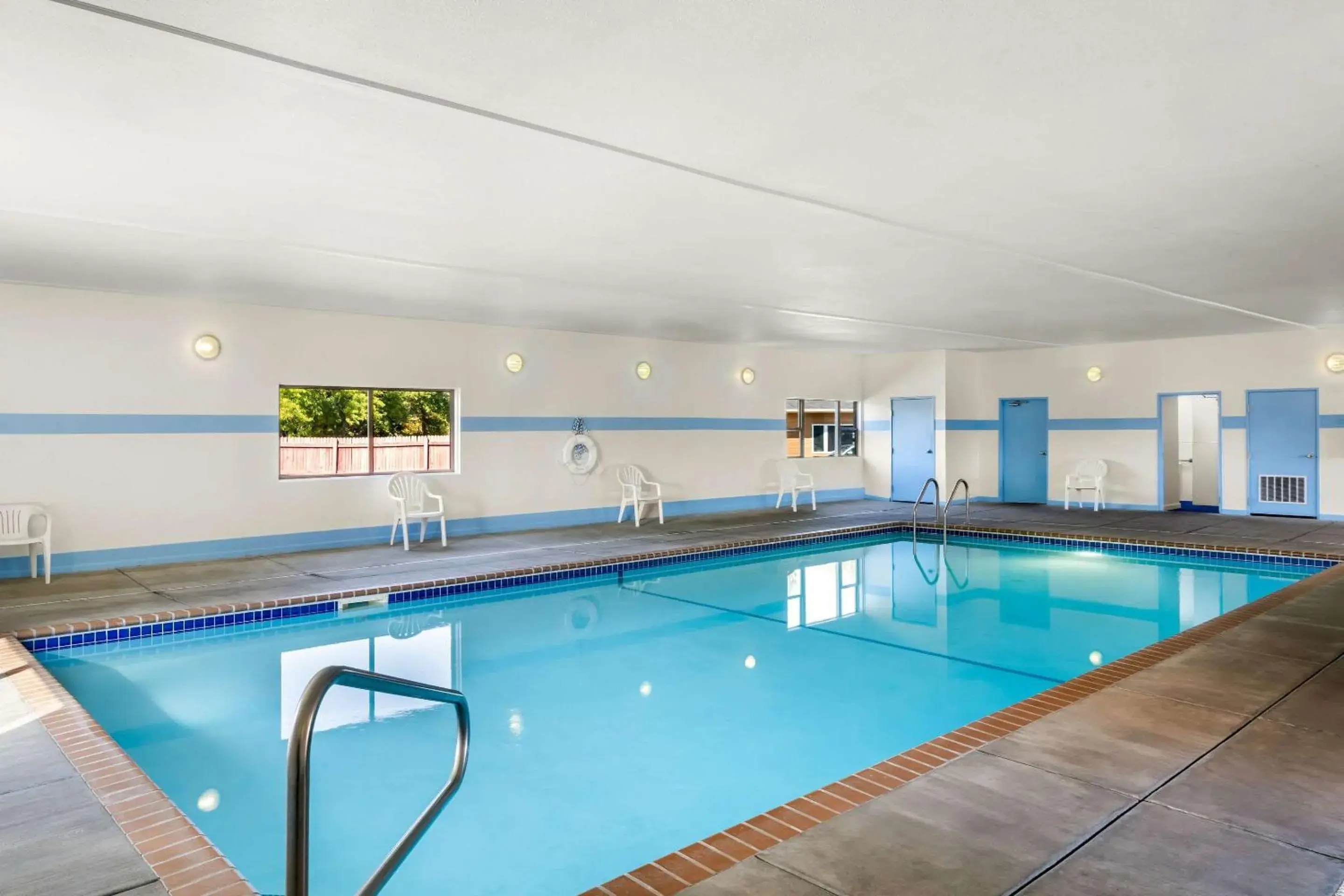 Swimming pool in Econo Lodge Swimming pool in Econo Lodge