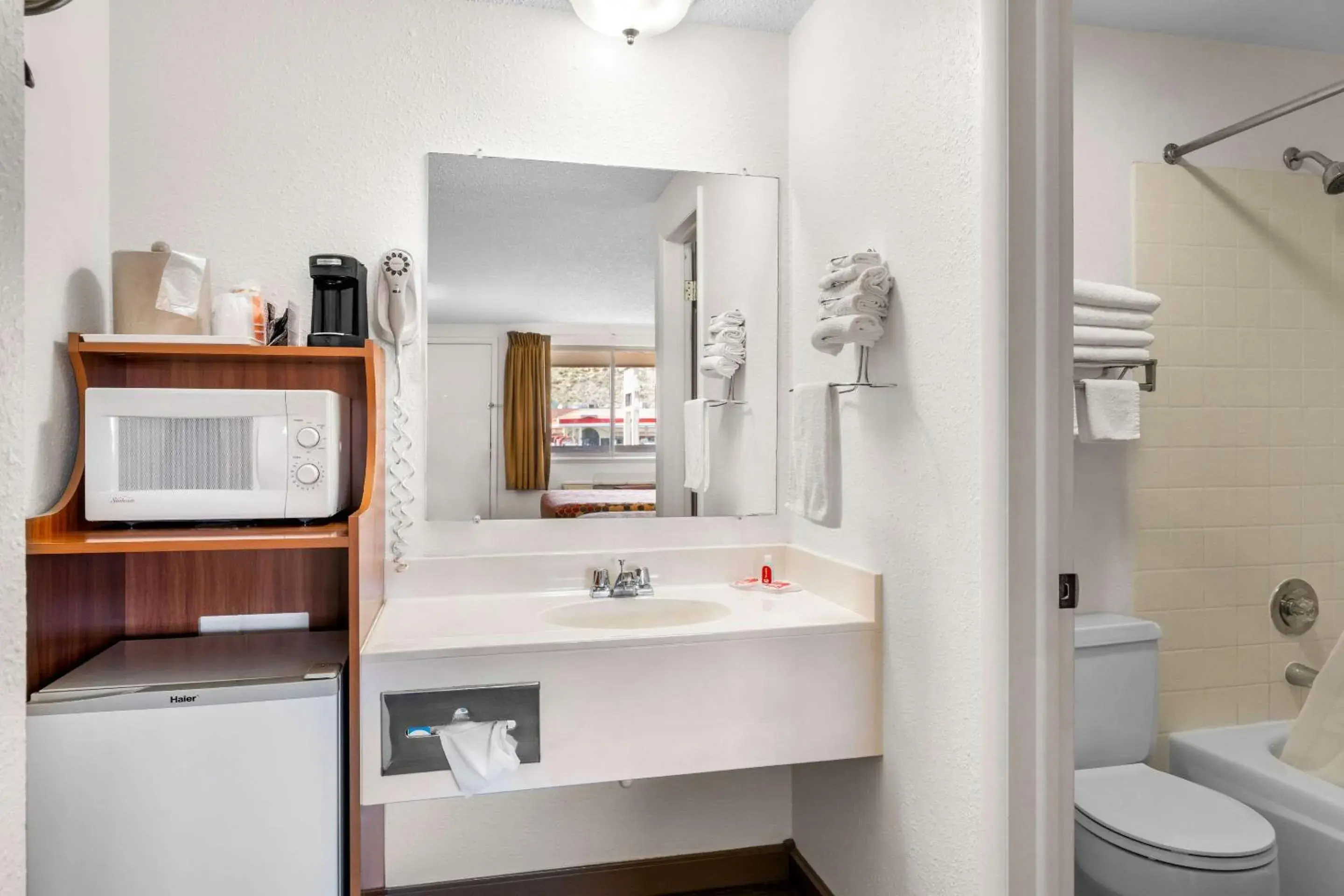 Bedroom in Econo Lodge Bedroom in Econo Lodge