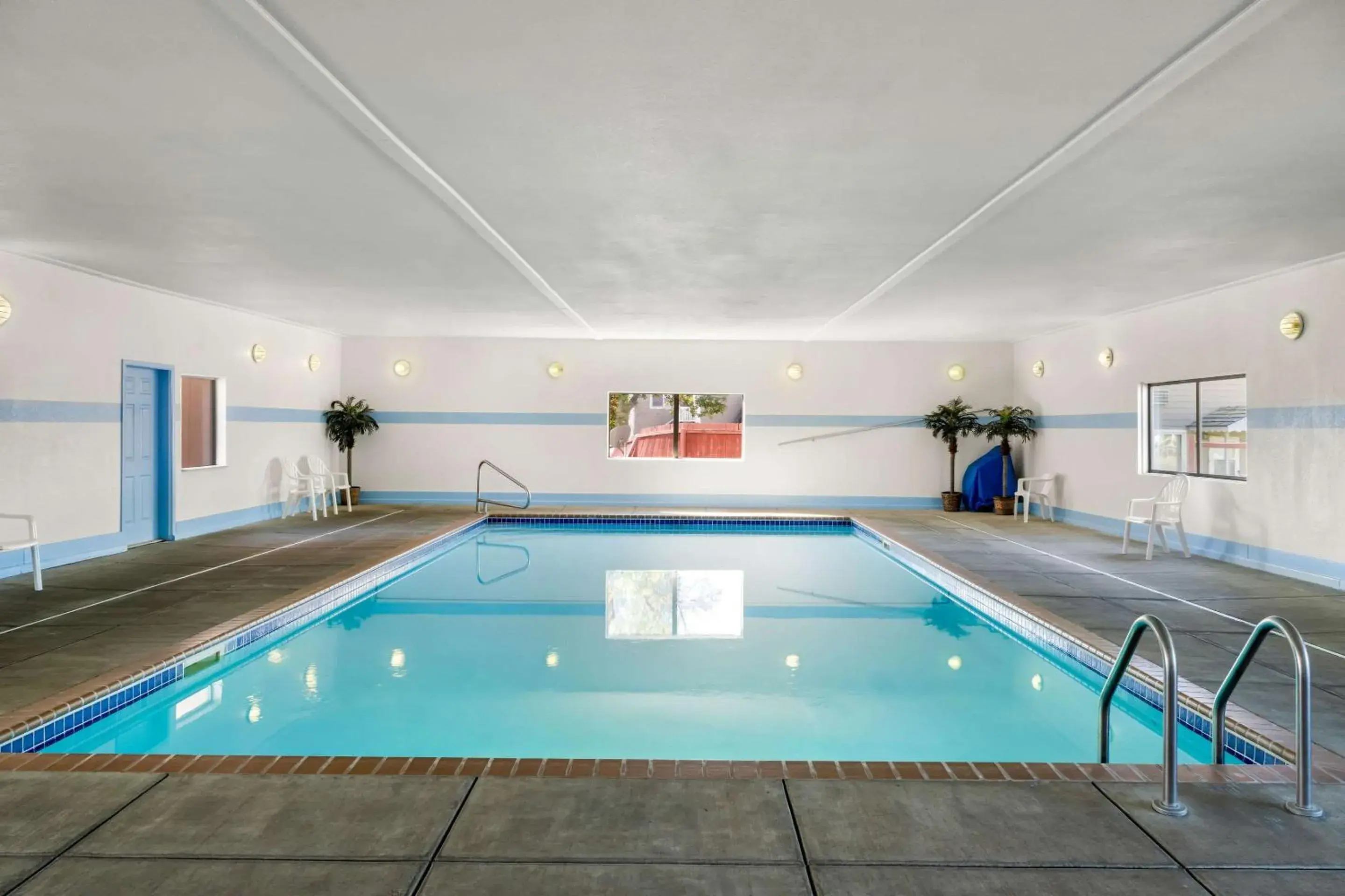 Swimming pool in Econo Lodge Swimming pool in Econo Lodge