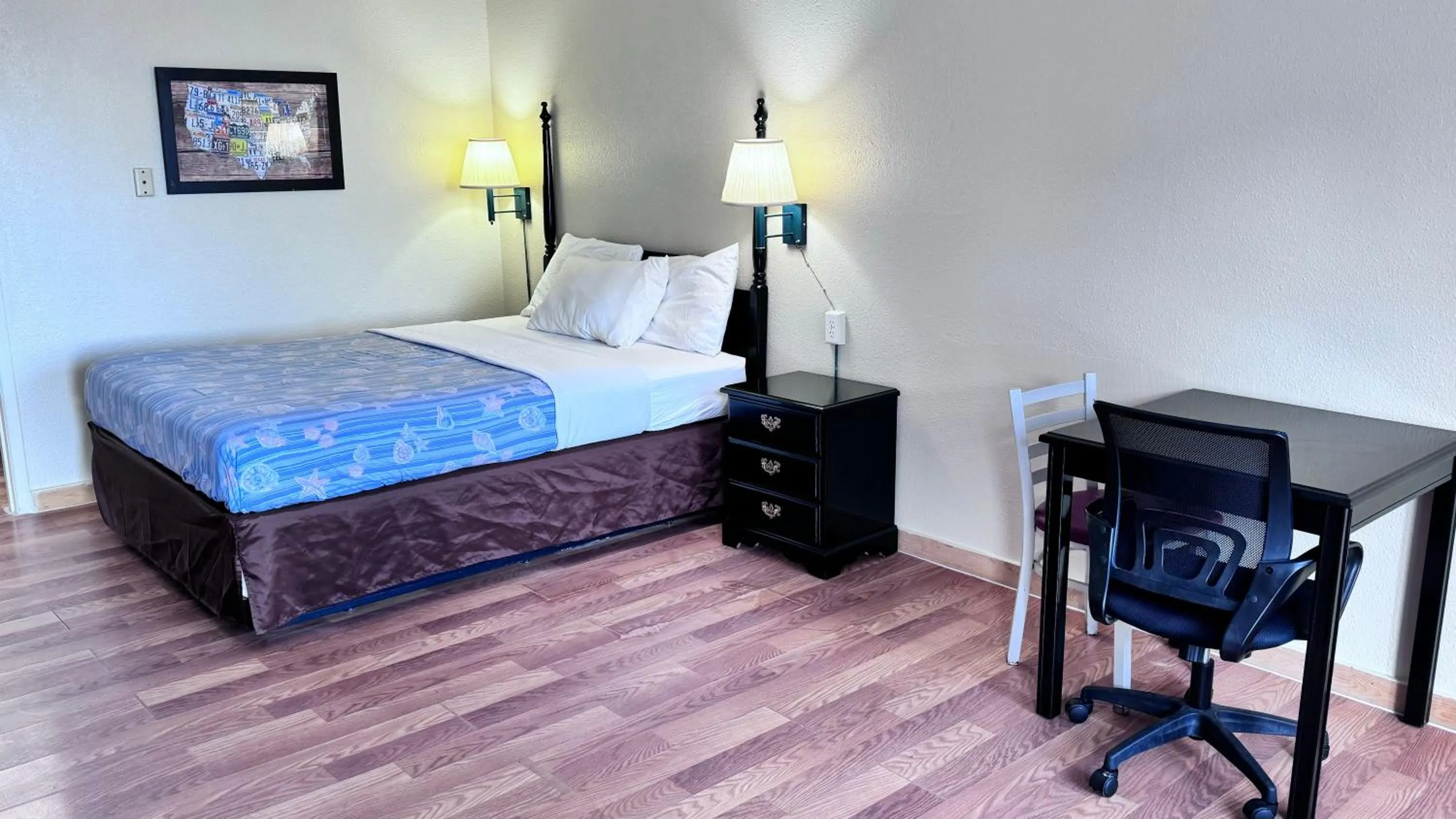 Photo of the whole room, Bed in Mountain Home Inn