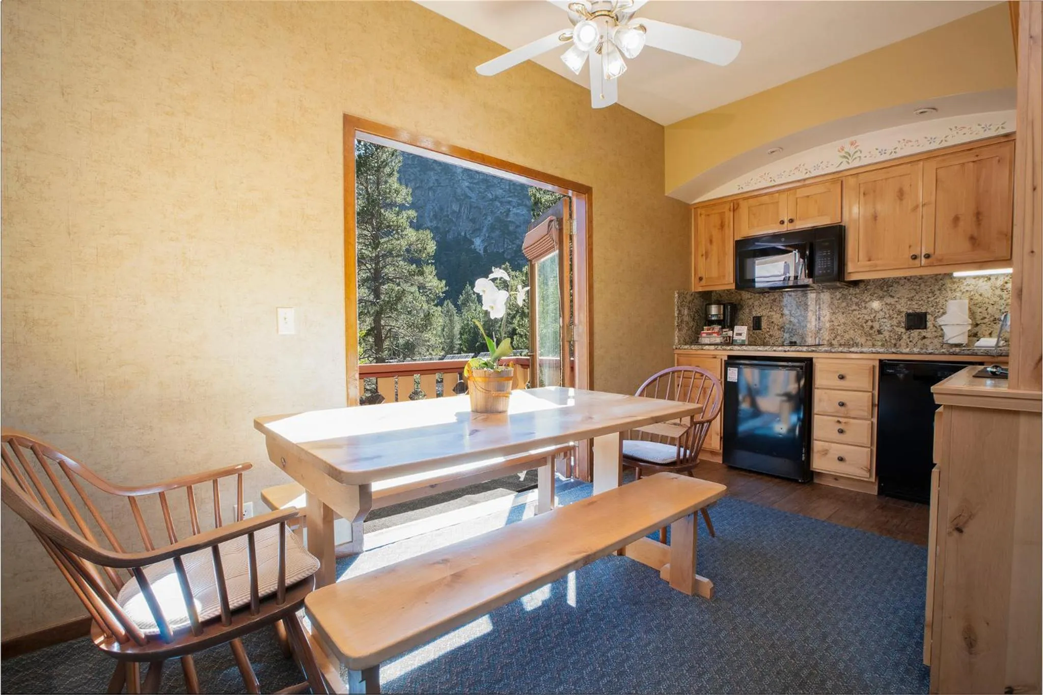 Dining area in Olympic Village Inn Olympic Valley