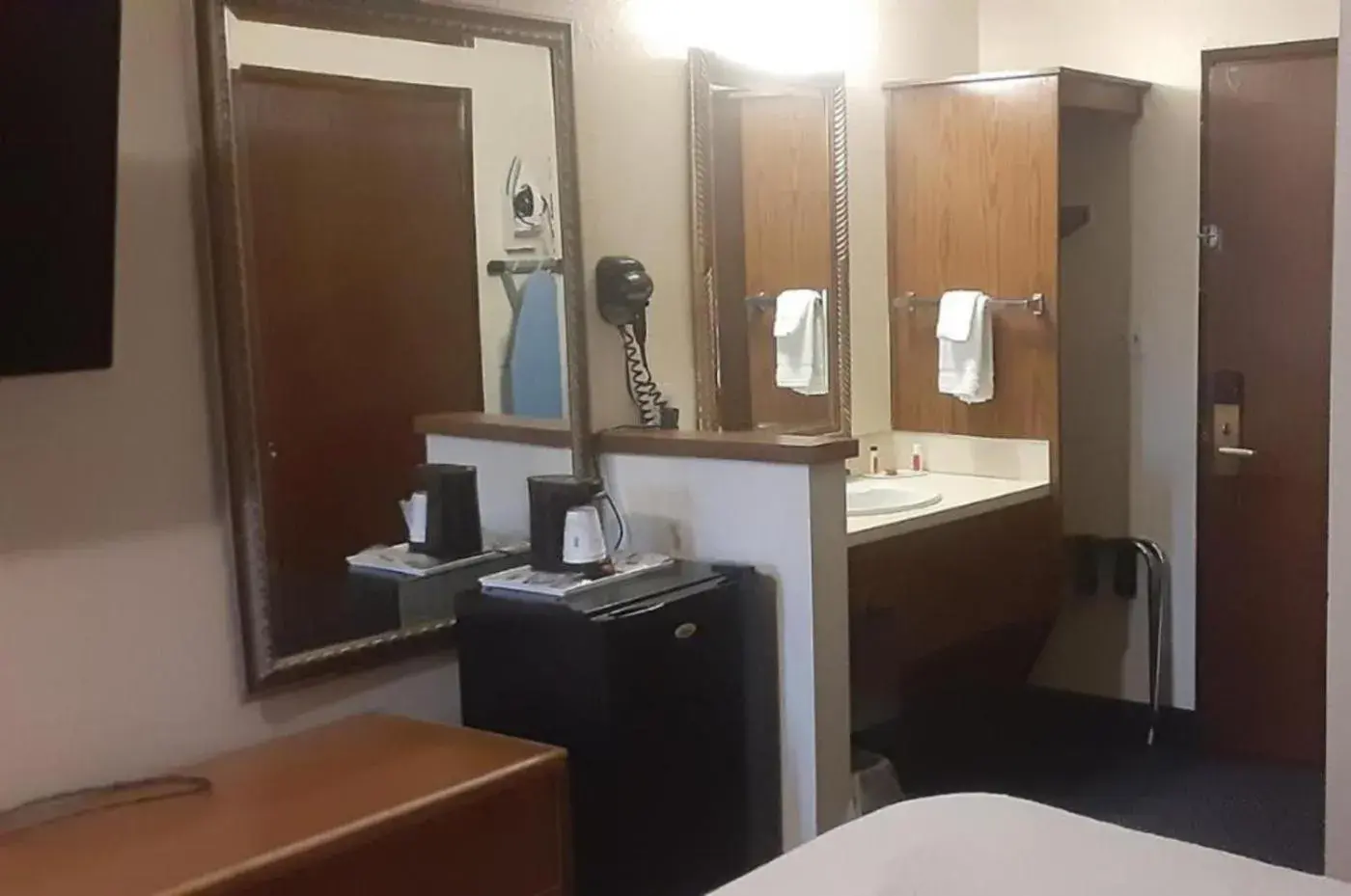 1 Queen Bed, Mobility Accessible Room, Roll-In Shower, Non-Smoking in Days Inn by Wyndham Pocatello University Area 1 Queen Bed, Mobility Accessible Room, Roll-In Shower, Non-Smoking in Days Inn by Wyndham Pocatello University Area