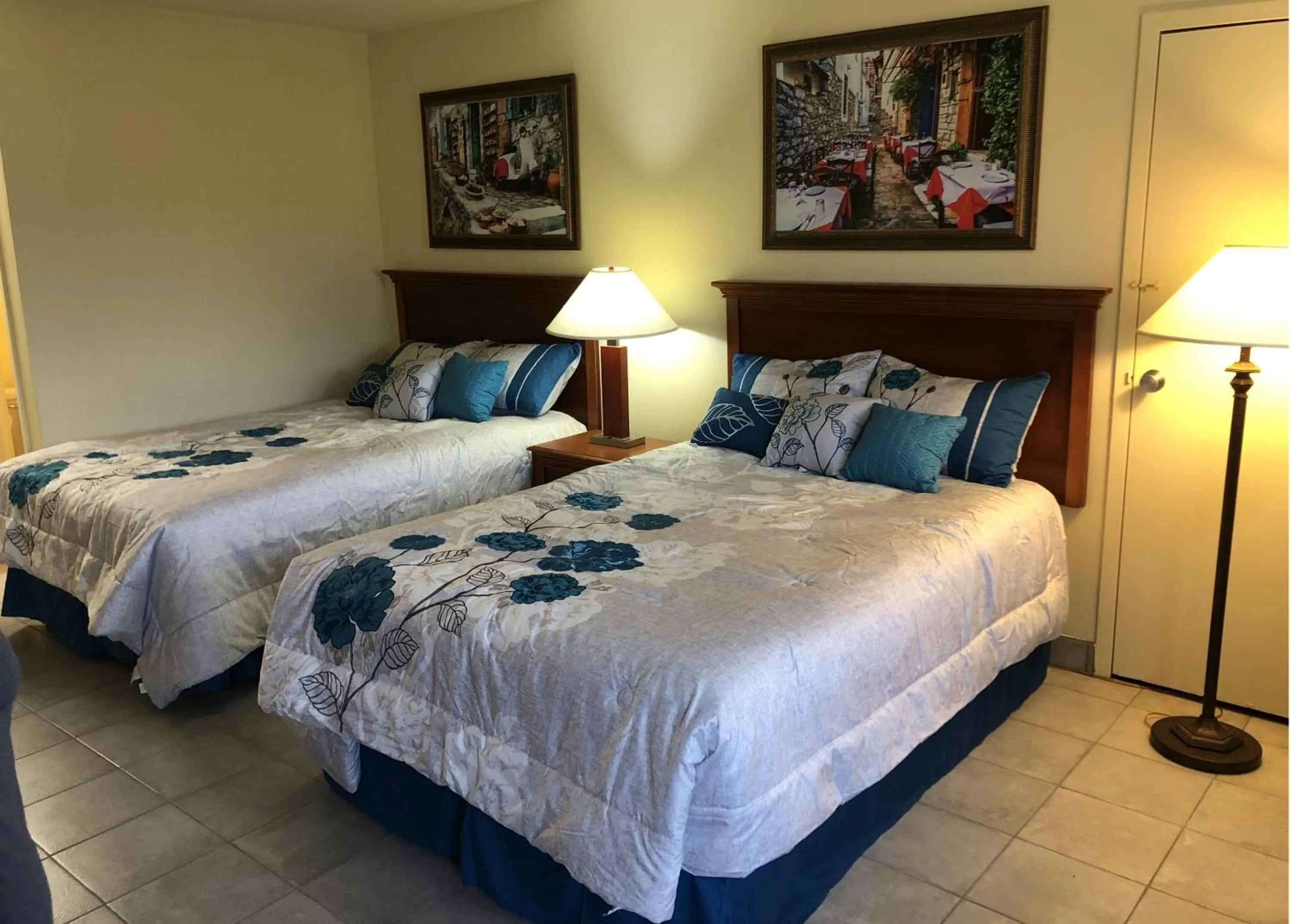 Bed in Wolf Inn Hotel