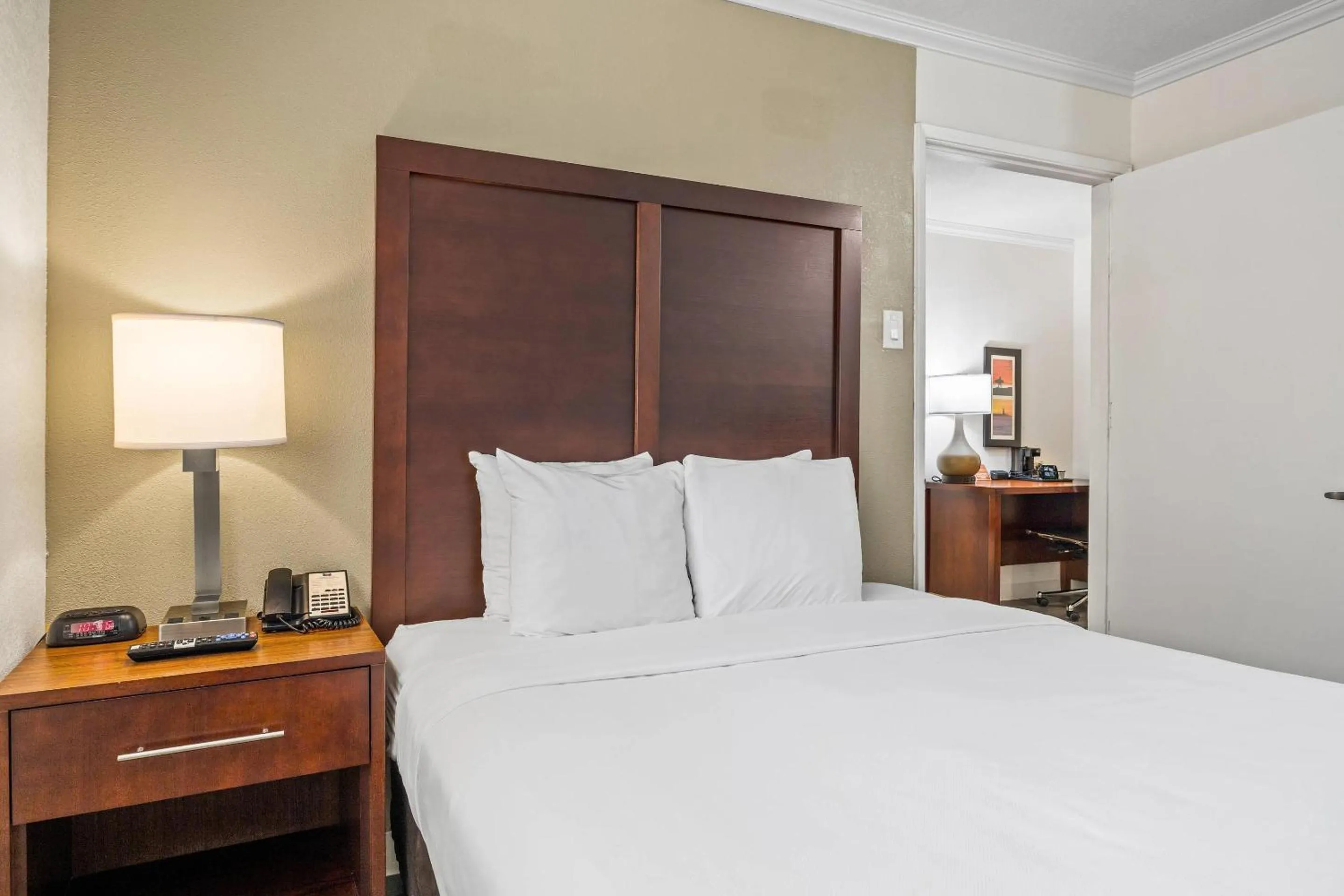 Bedroom, Bed in Comfort Inn Santa Cruz North