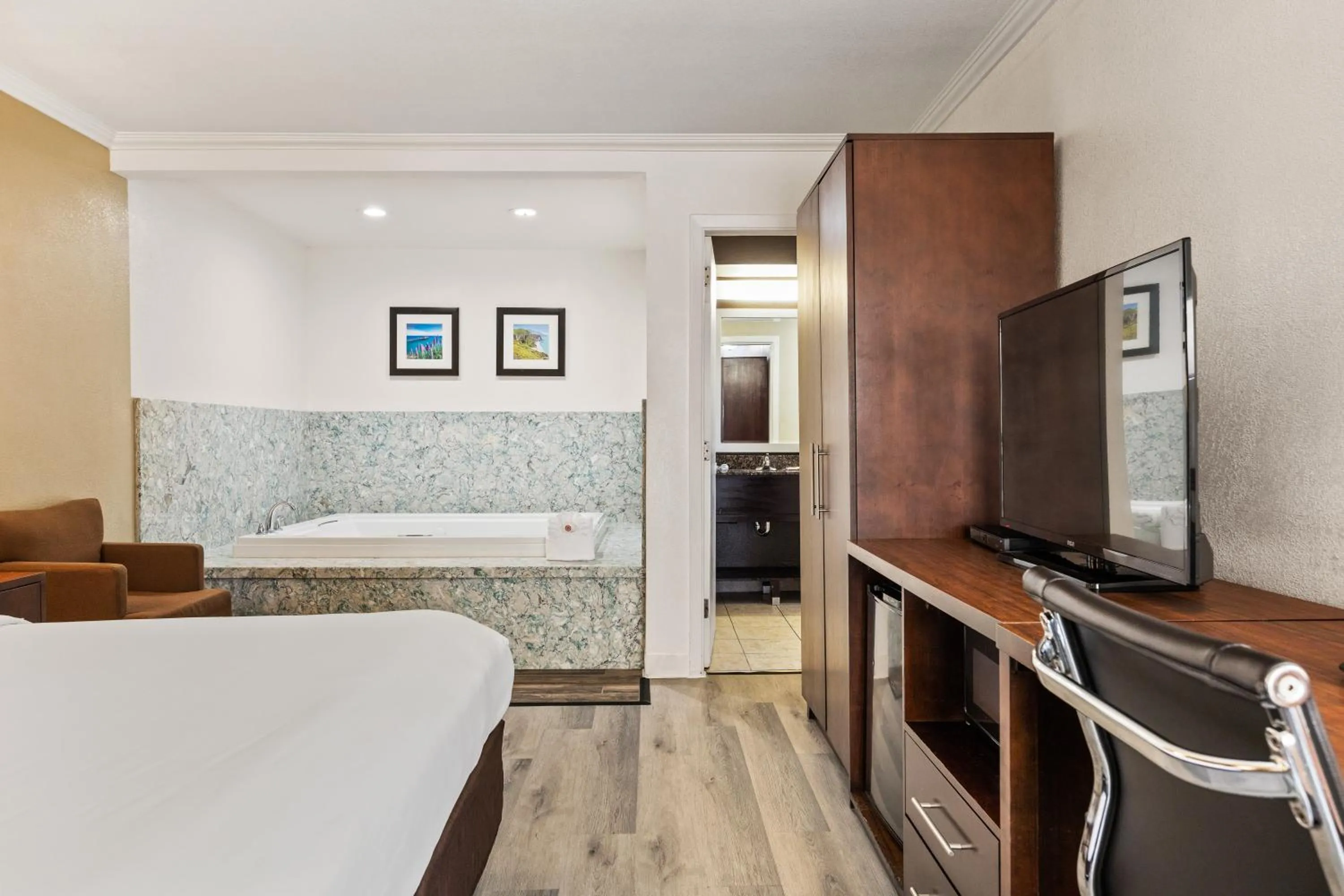 TV and multimedia, Bed in Comfort Inn Santa Cruz North