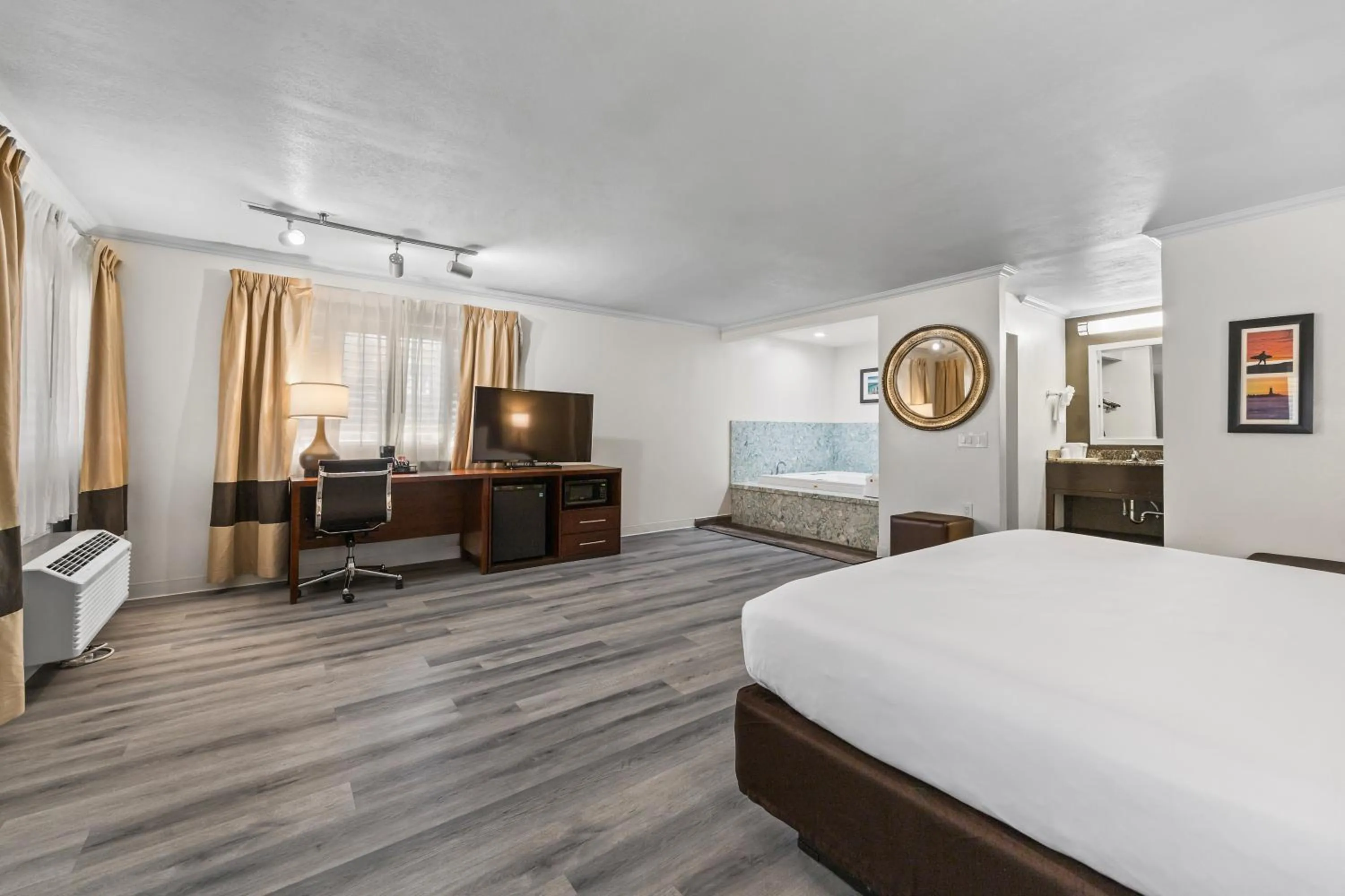 Photo of the whole room, Bed in Comfort Inn Santa Cruz North