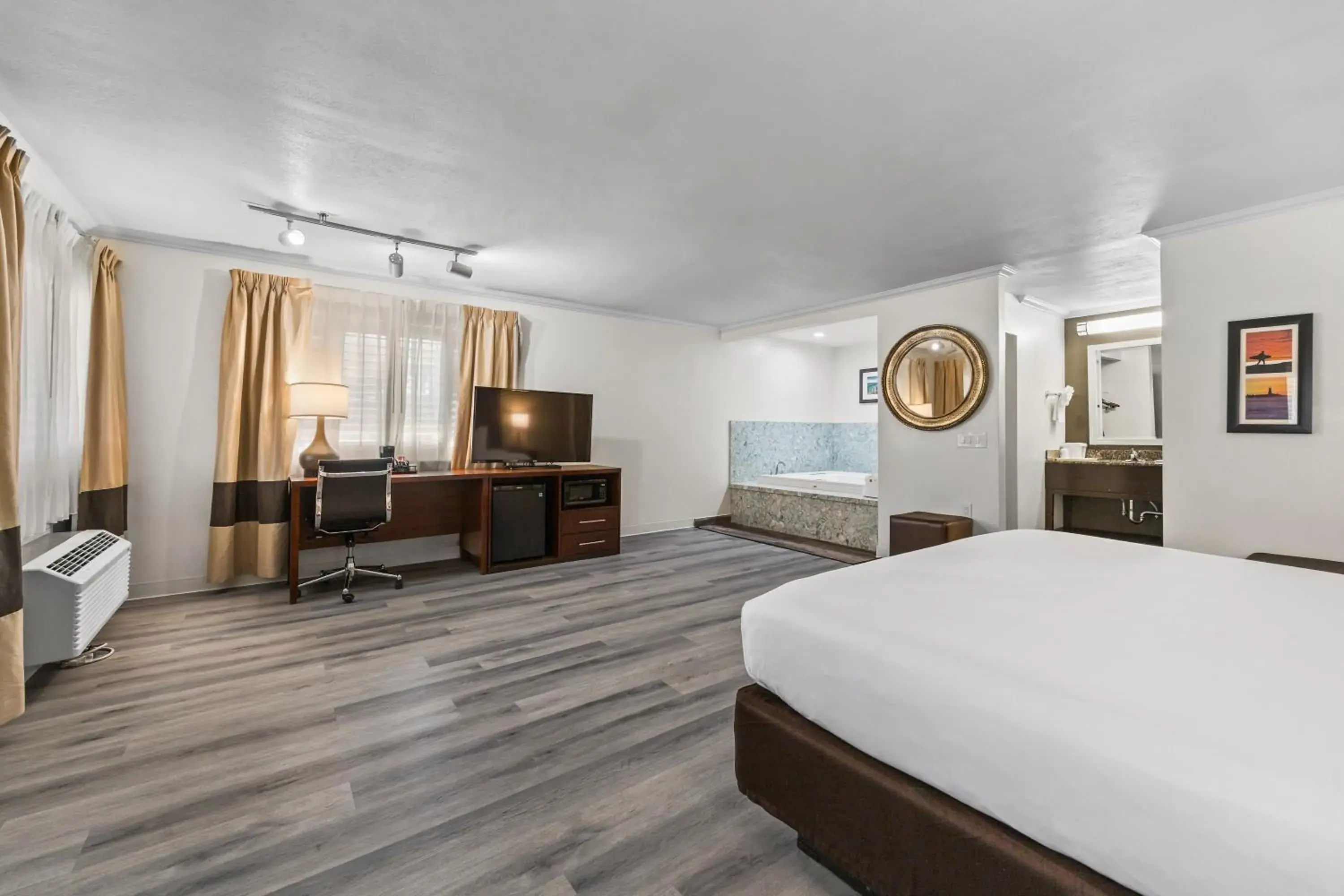 Photo of the whole room, Bed in Comfort Inn Santa Cruz North Photo of the whole room, Bed in Comfort Inn Santa Cruz North