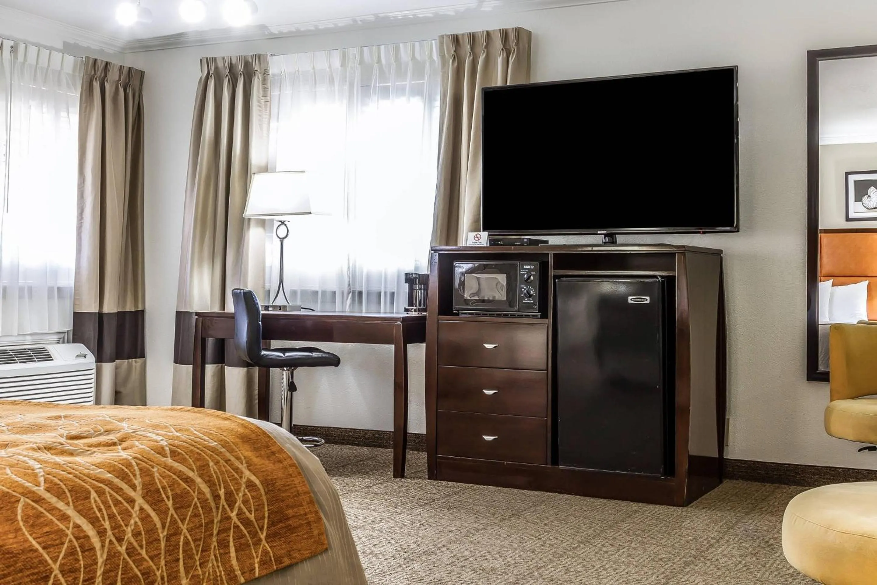 Bedroom, Bed in Comfort Inn Santa Cruz North