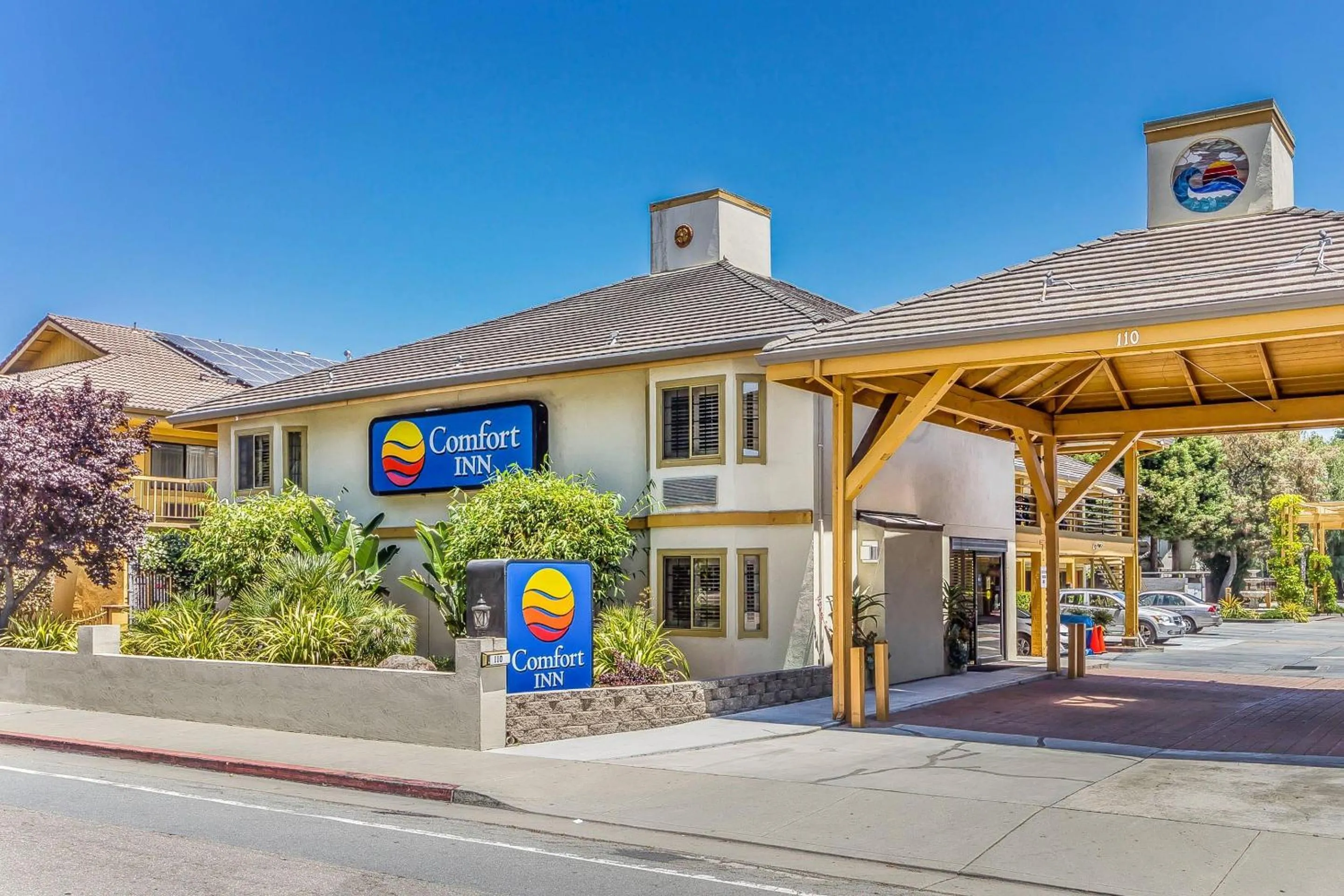 Property building in Comfort Inn Santa Cruz North