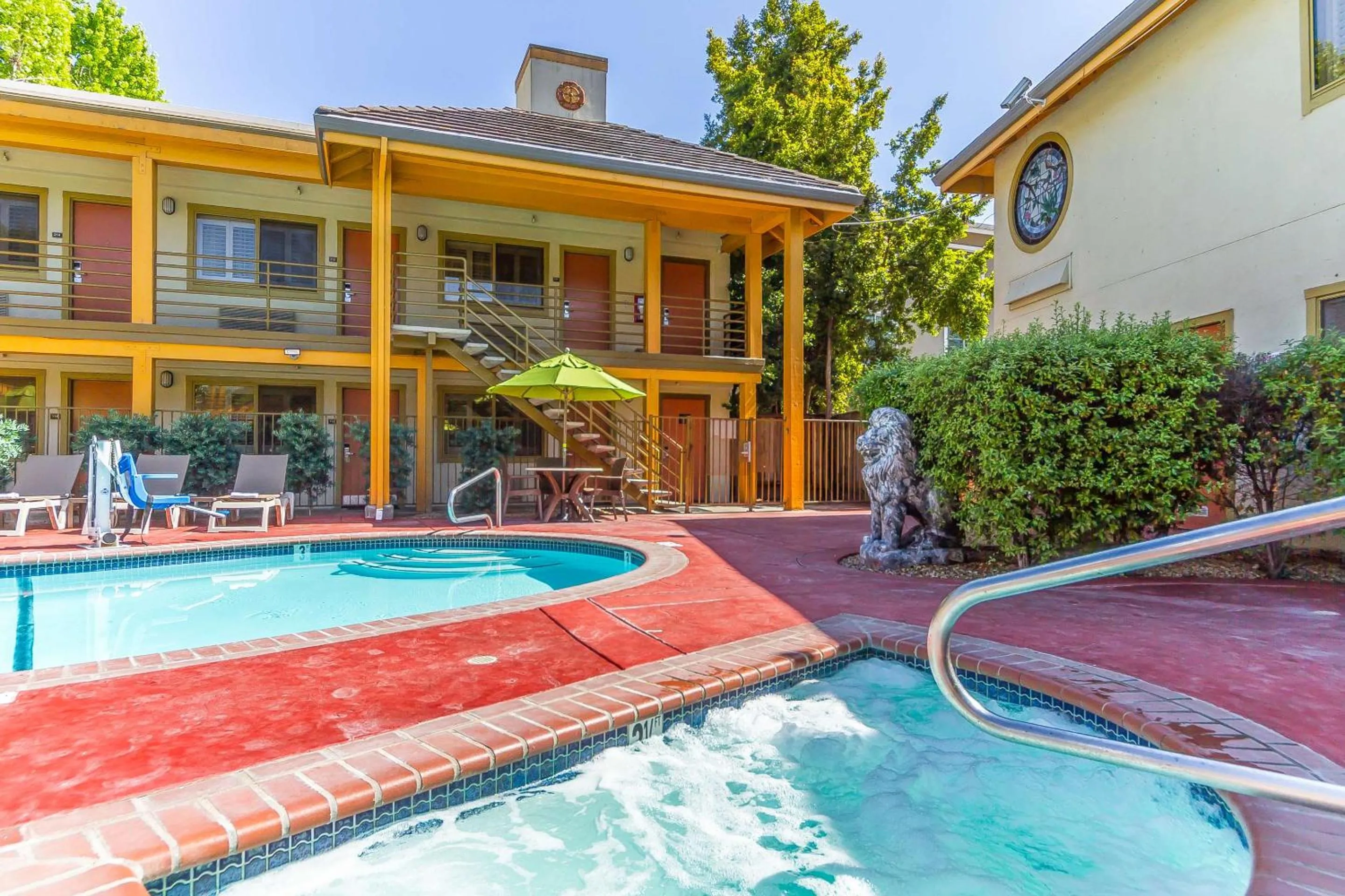 Swimming pool in Comfort Inn