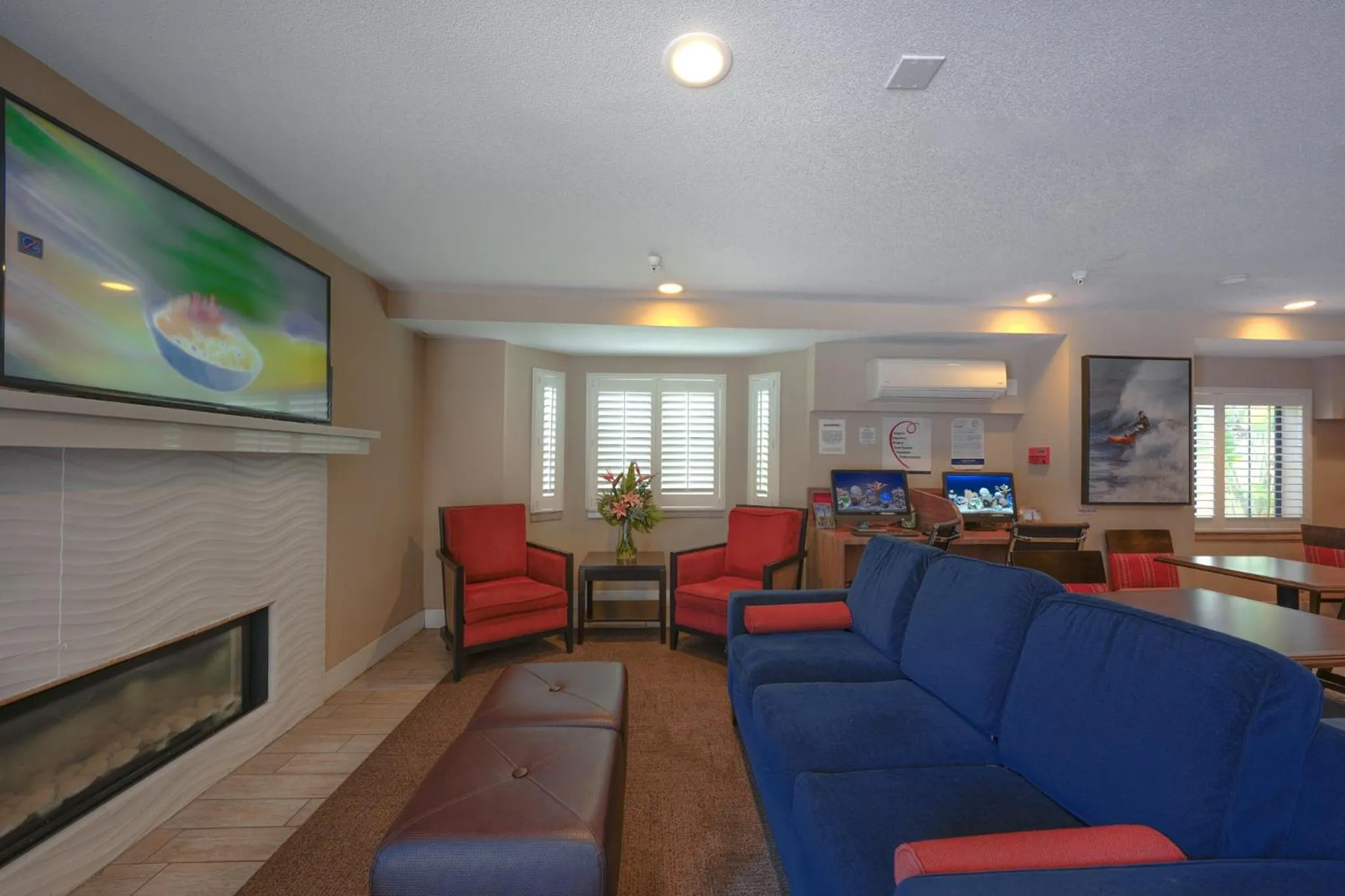 Communal lounge/ TV room in Comfort Inn