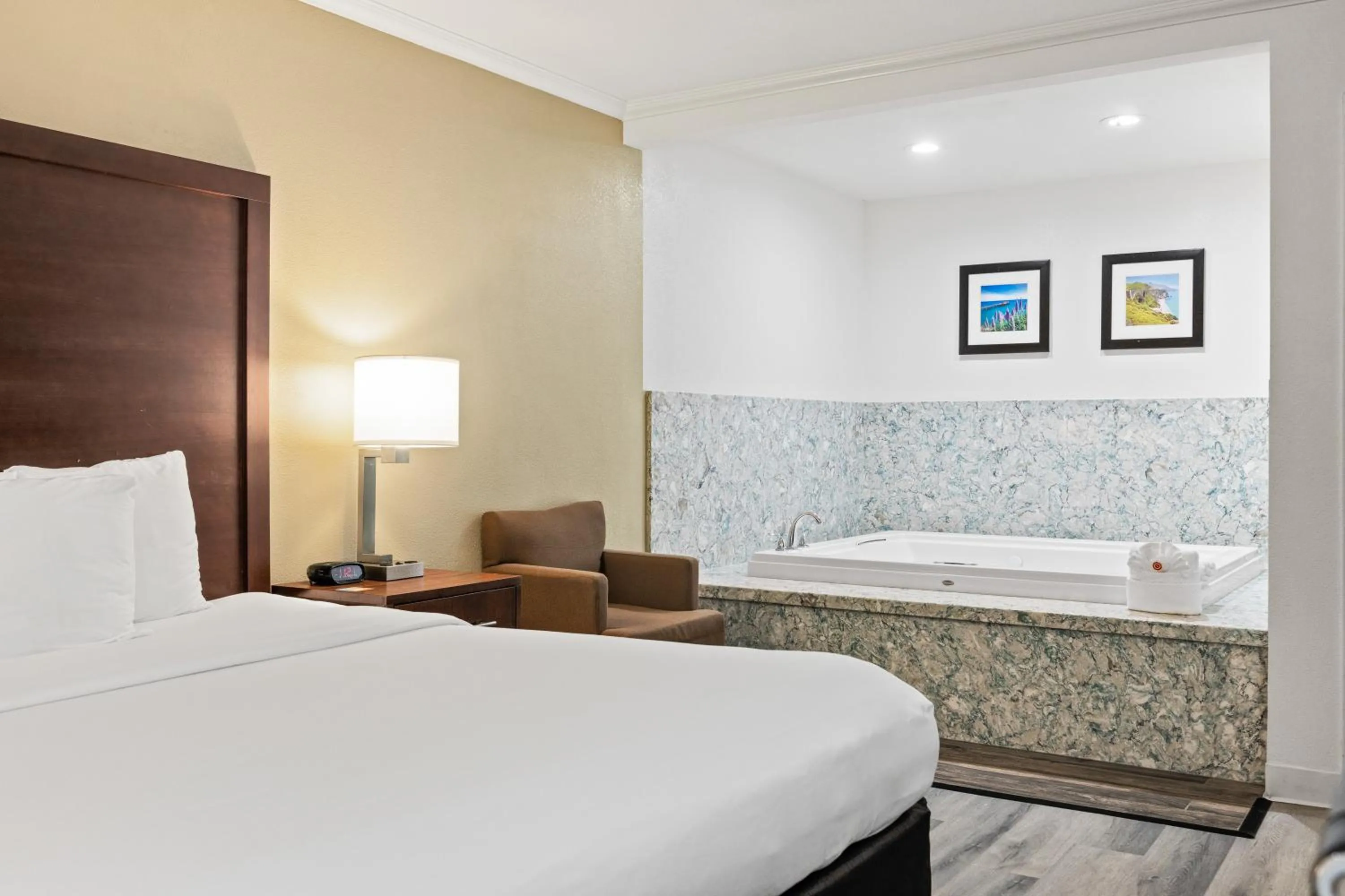 Hot Tub, Bed in Comfort Inn Santa Cruz North