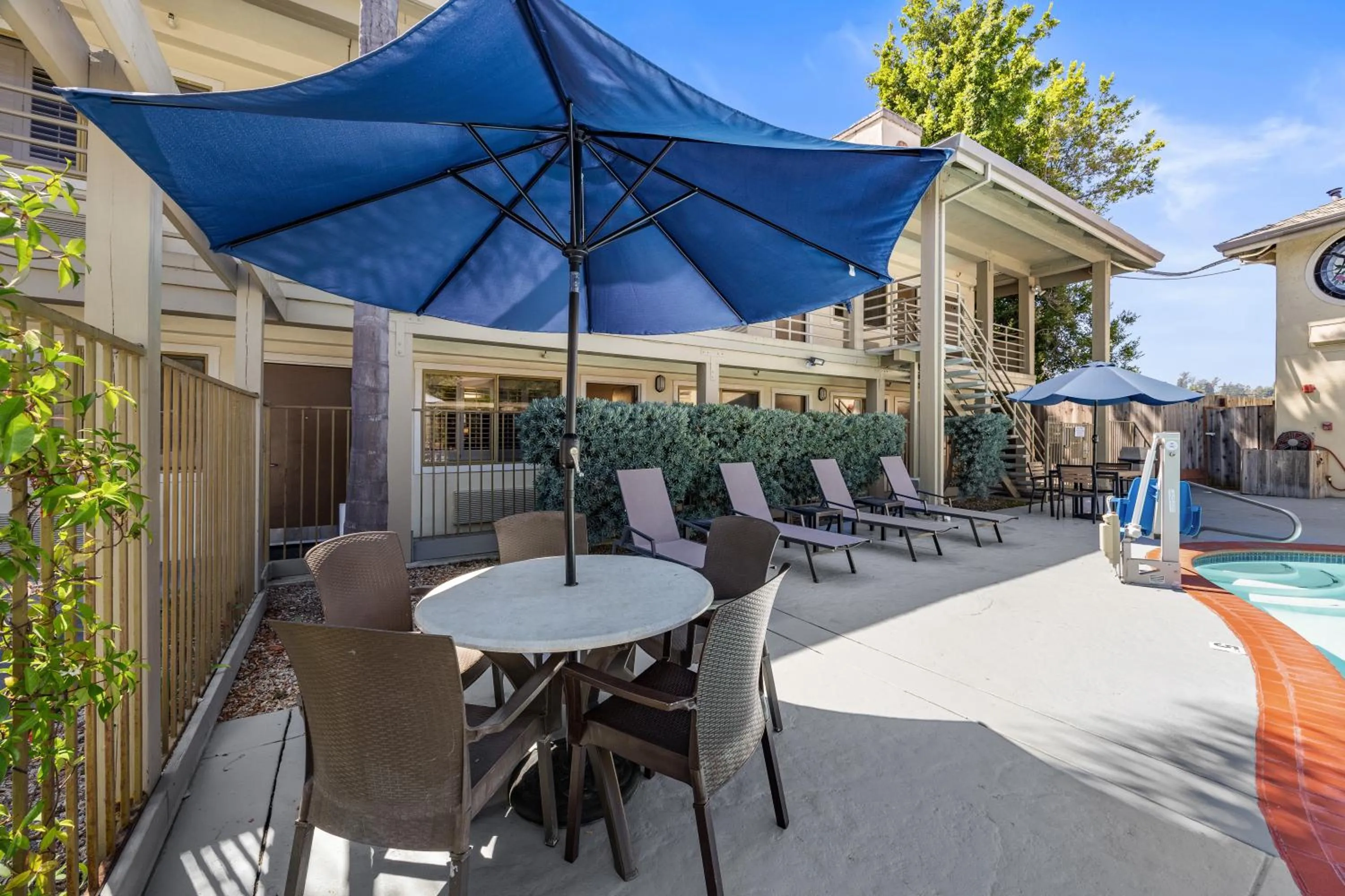 Swimming pool in Comfort Inn Santa Cruz North