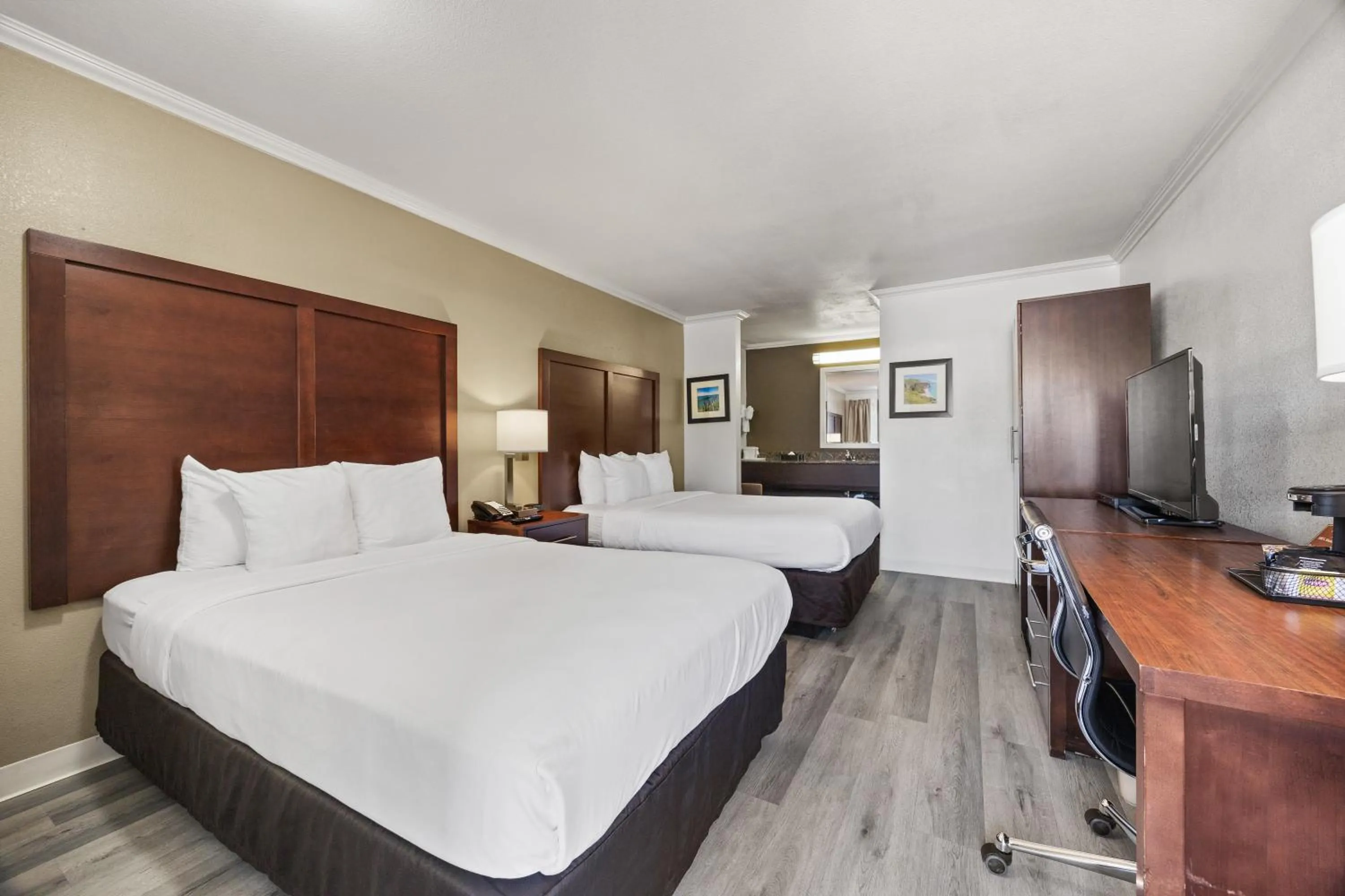 Photo of the whole room, Bed in Comfort Inn Santa Cruz North