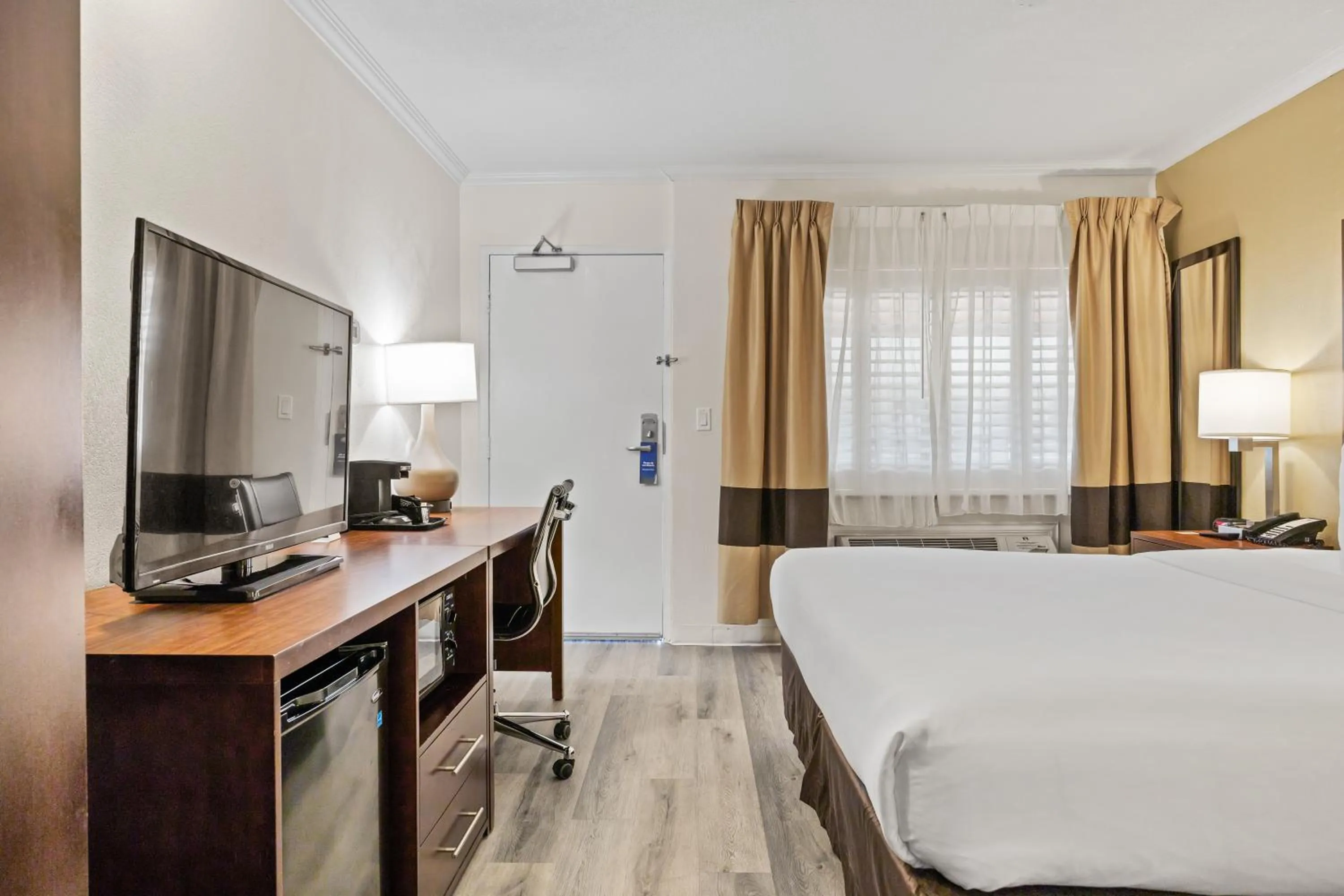 TV and multimedia, Bed in Comfort Inn Santa Cruz North