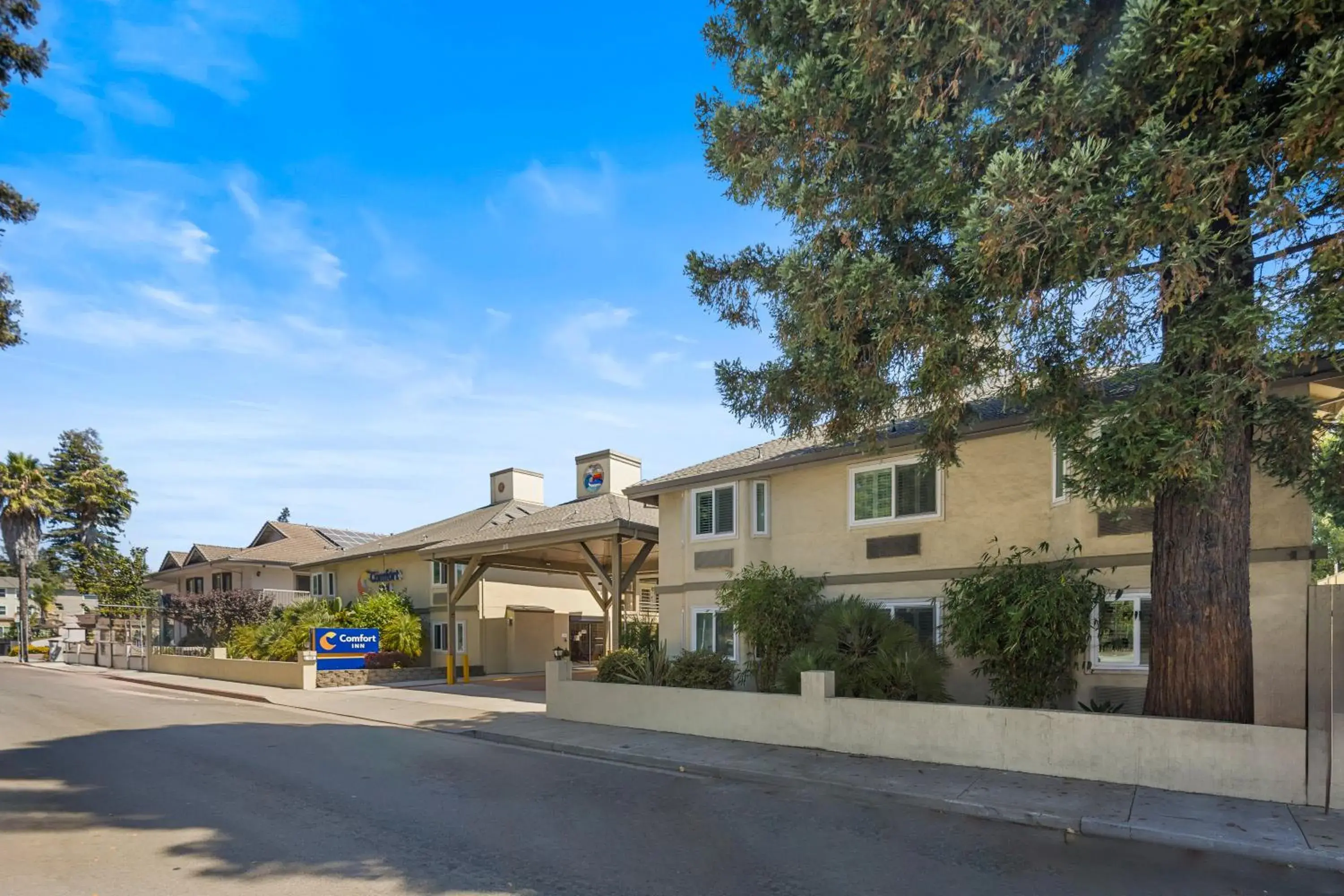 Property building in Comfort Inn Santa Cruz North Property building in Comfort Inn Santa Cruz North