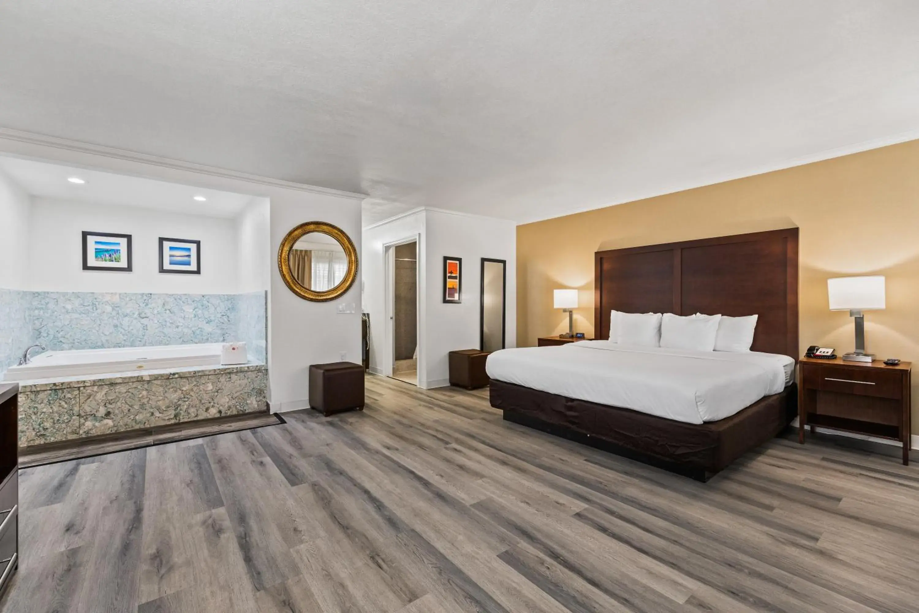 Photo of the whole room, Bed in Comfort Inn Santa Cruz North Photo of the whole room, Bed in Comfort Inn Santa Cruz North