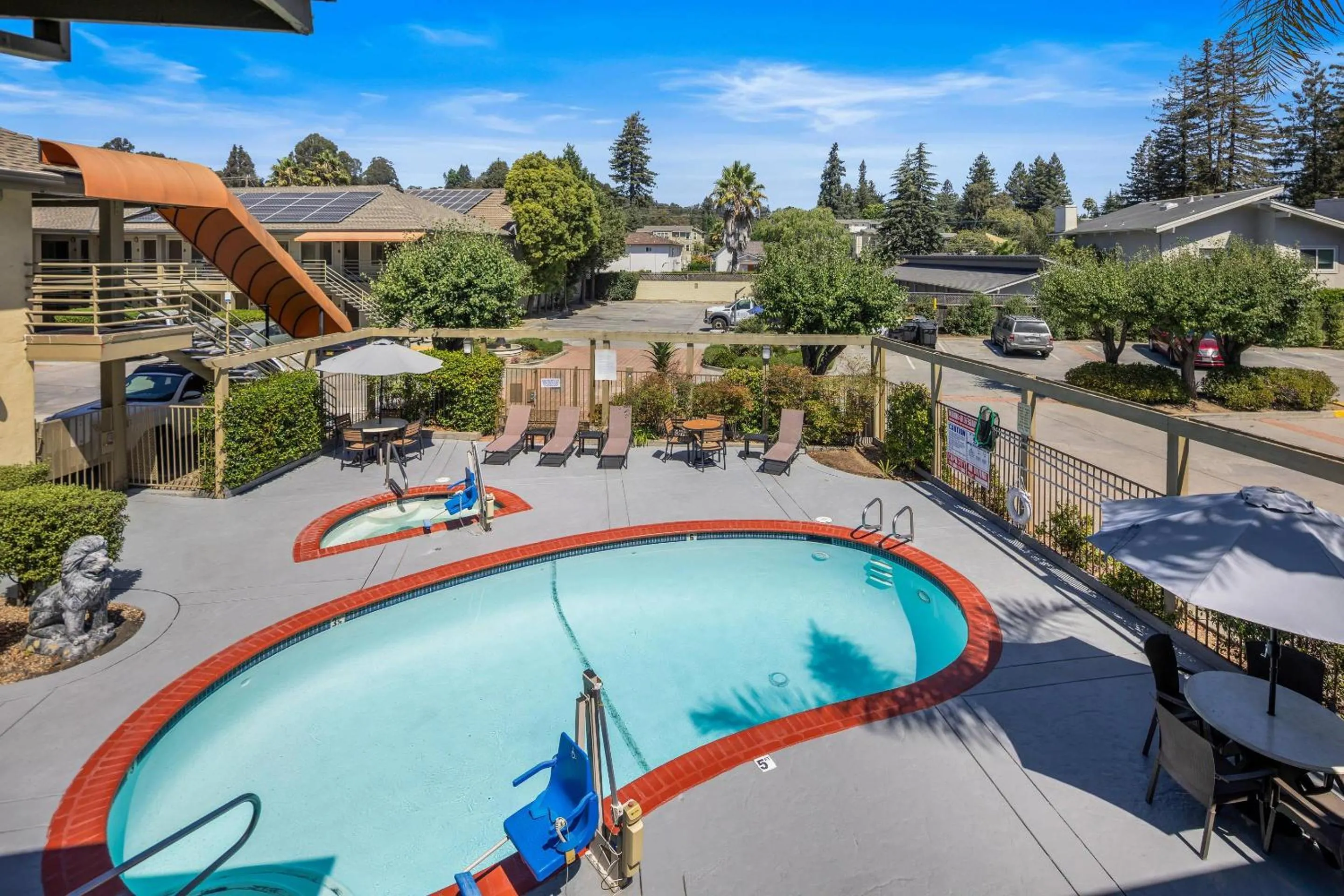 Swimming pool in Comfort Inn Santa Cruz North