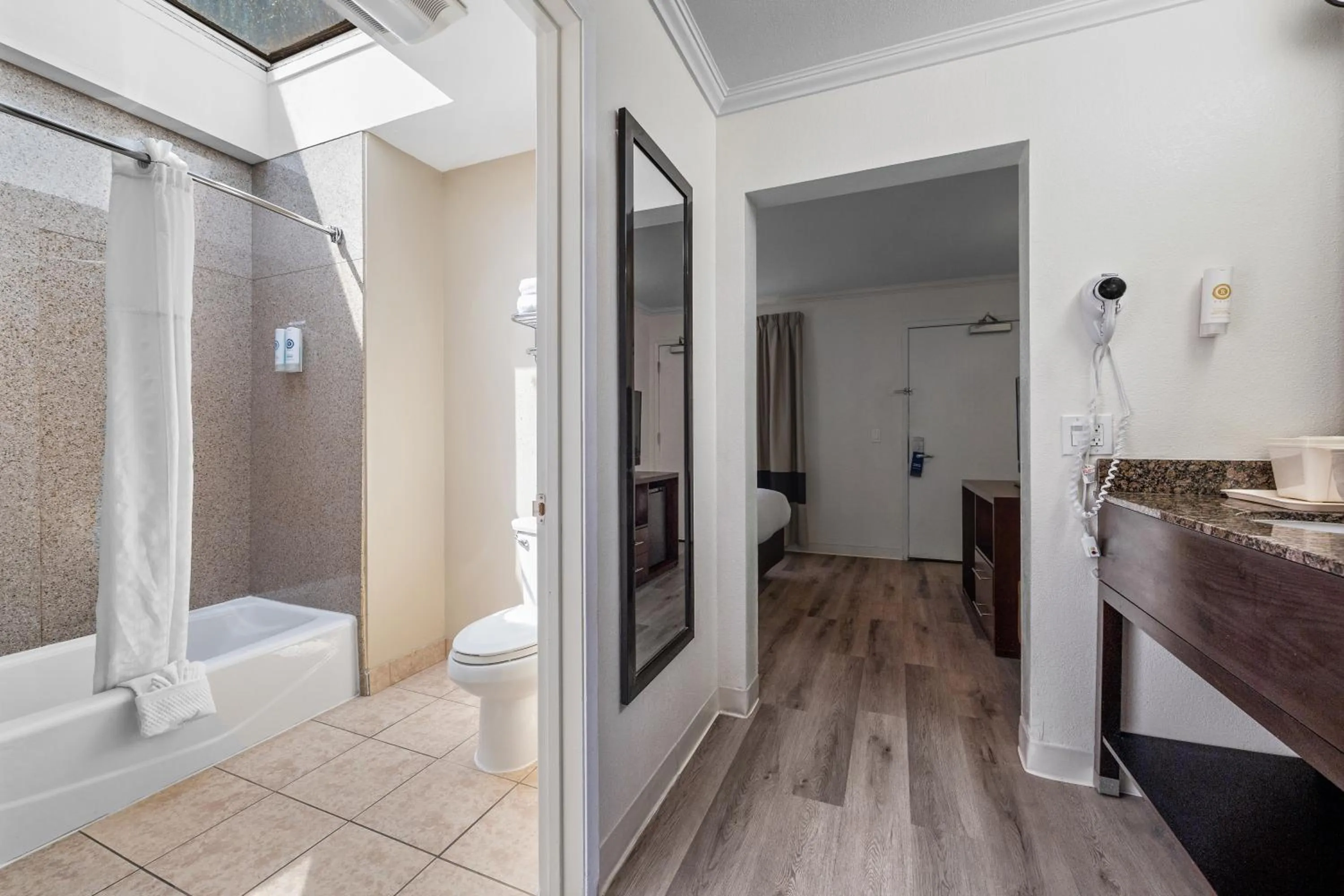 Shower in Comfort Inn Santa Cruz North