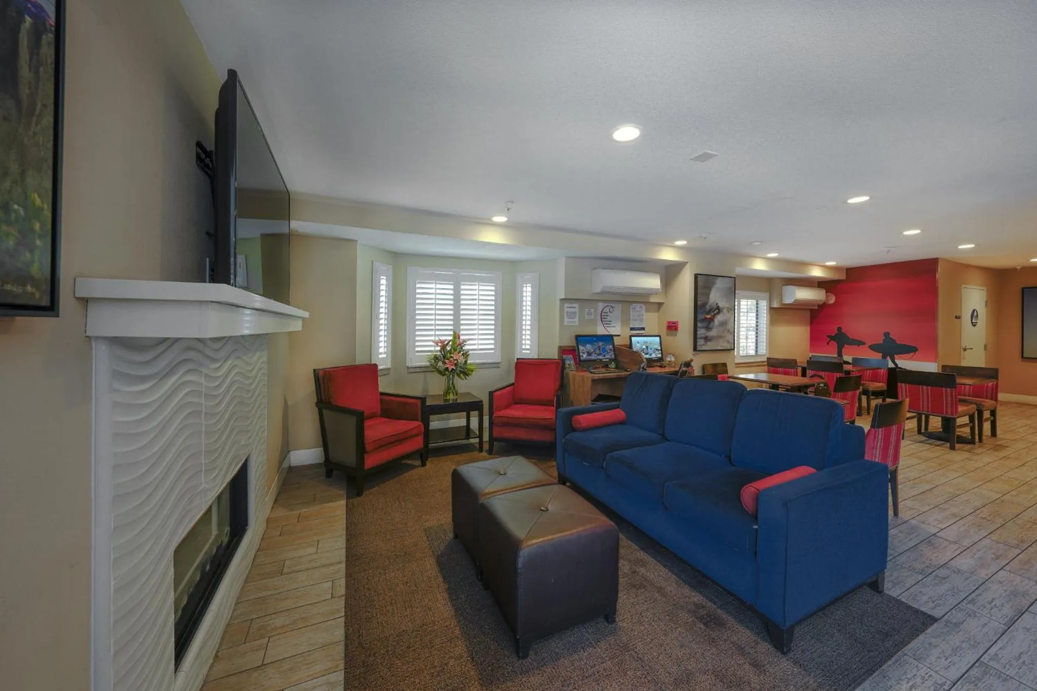 Communal lounge/ TV room in Comfort Inn