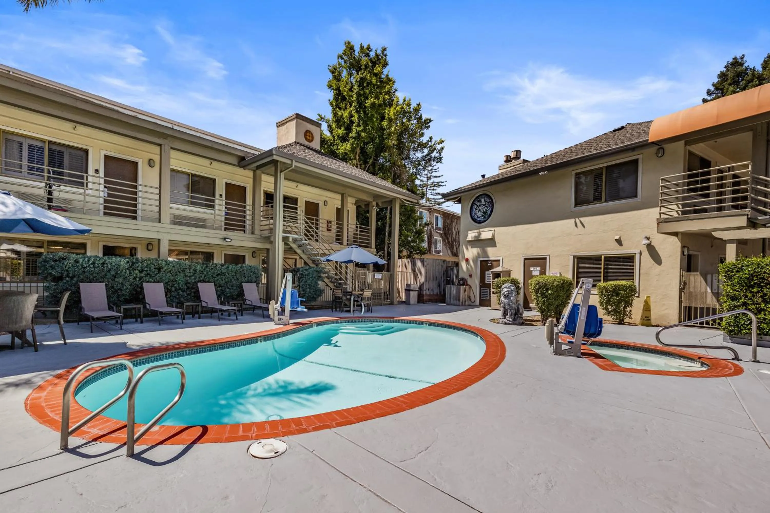 Swimming pool in Comfort Inn Santa Cruz North
