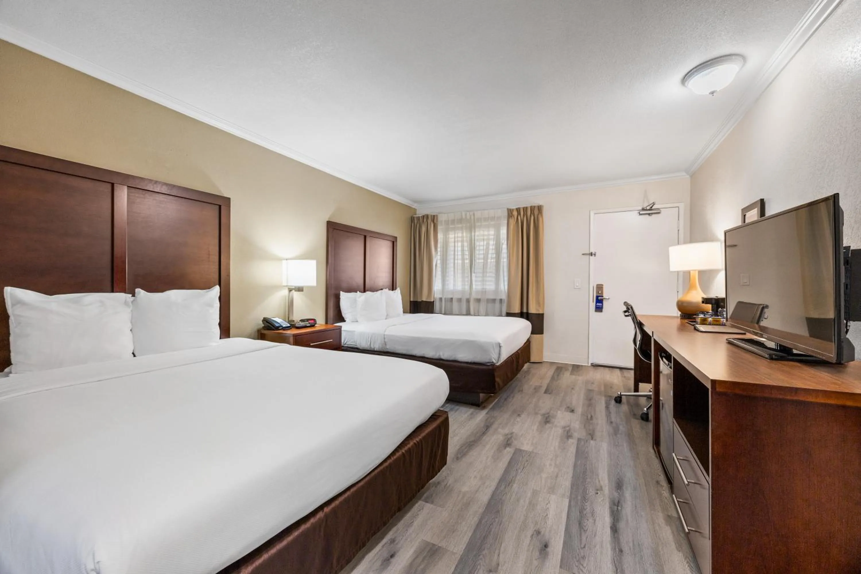 Photo of the whole room, Bed in Comfort Inn Santa Cruz North