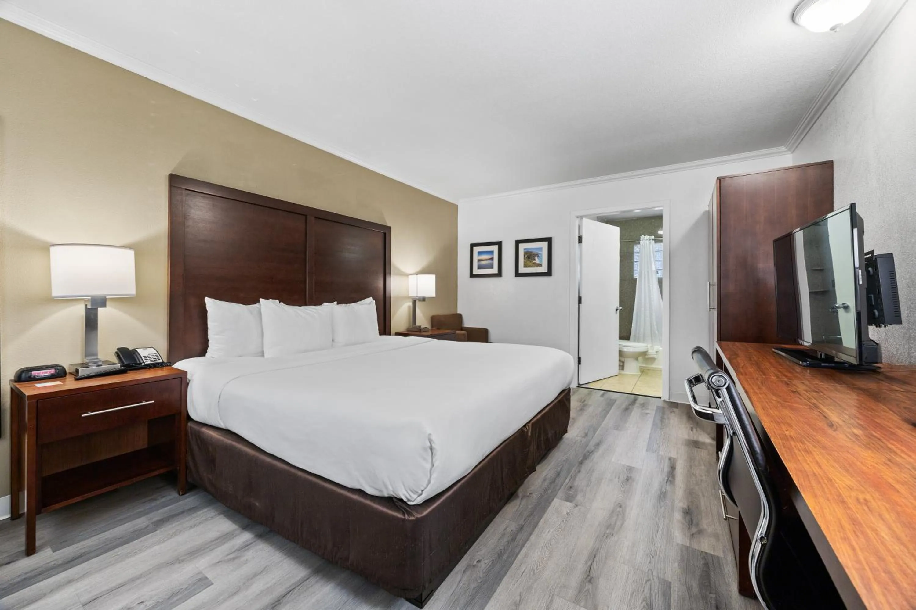 Photo of the whole room, Bed in Comfort Inn Santa Cruz North