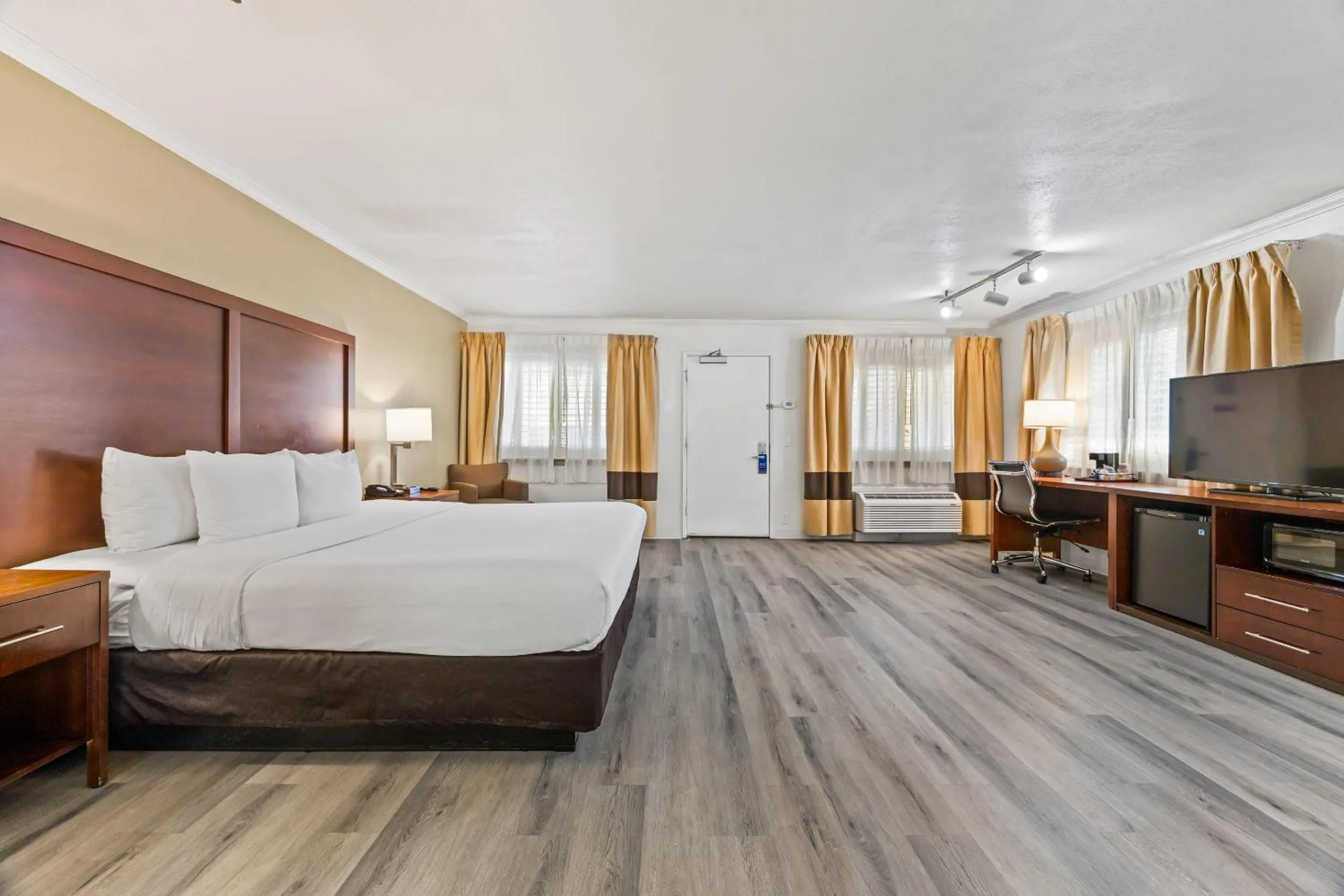 Bedroom, Bed in Comfort Inn Santa Cruz North