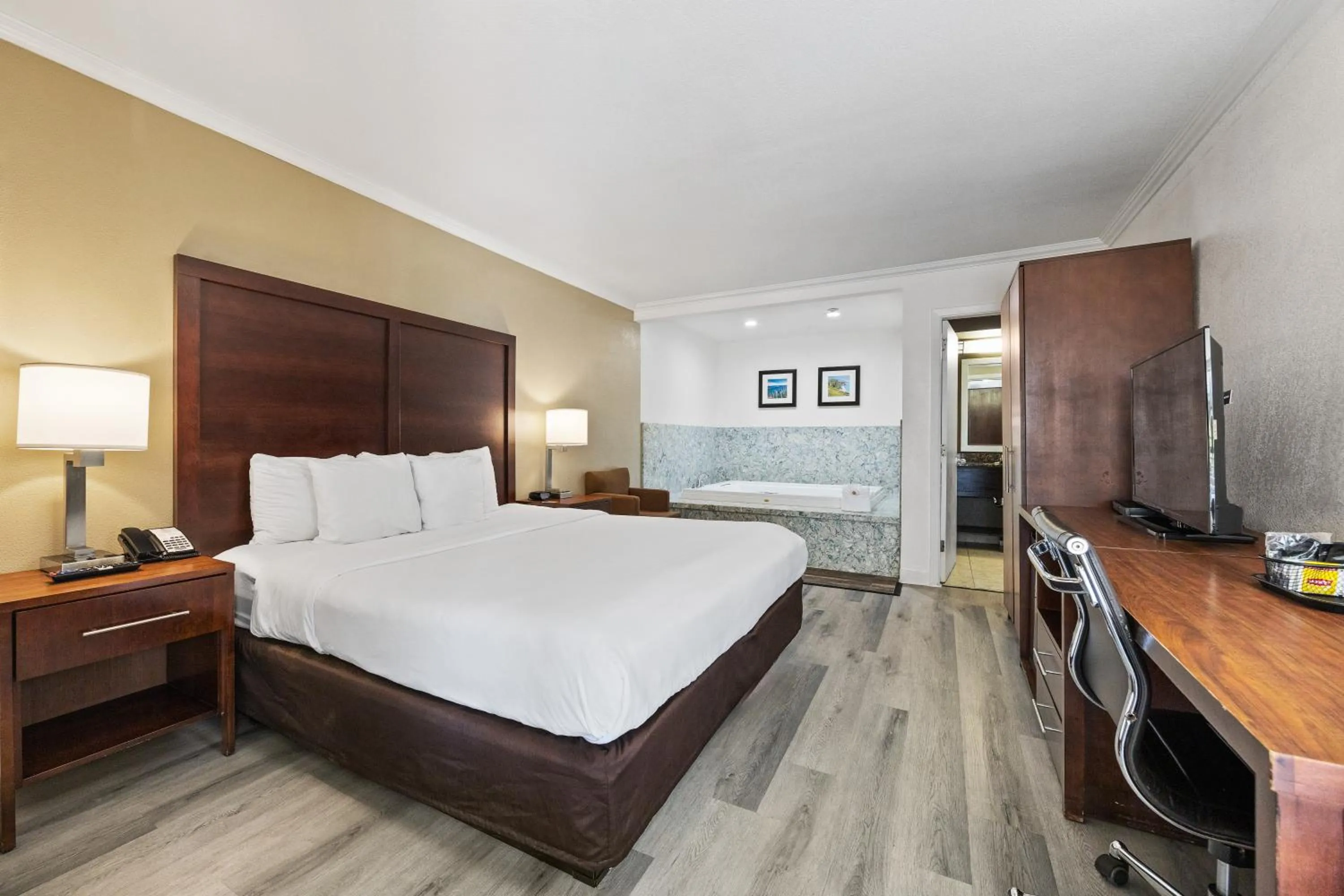 Photo of the whole room, Bed in Comfort Inn Santa Cruz North