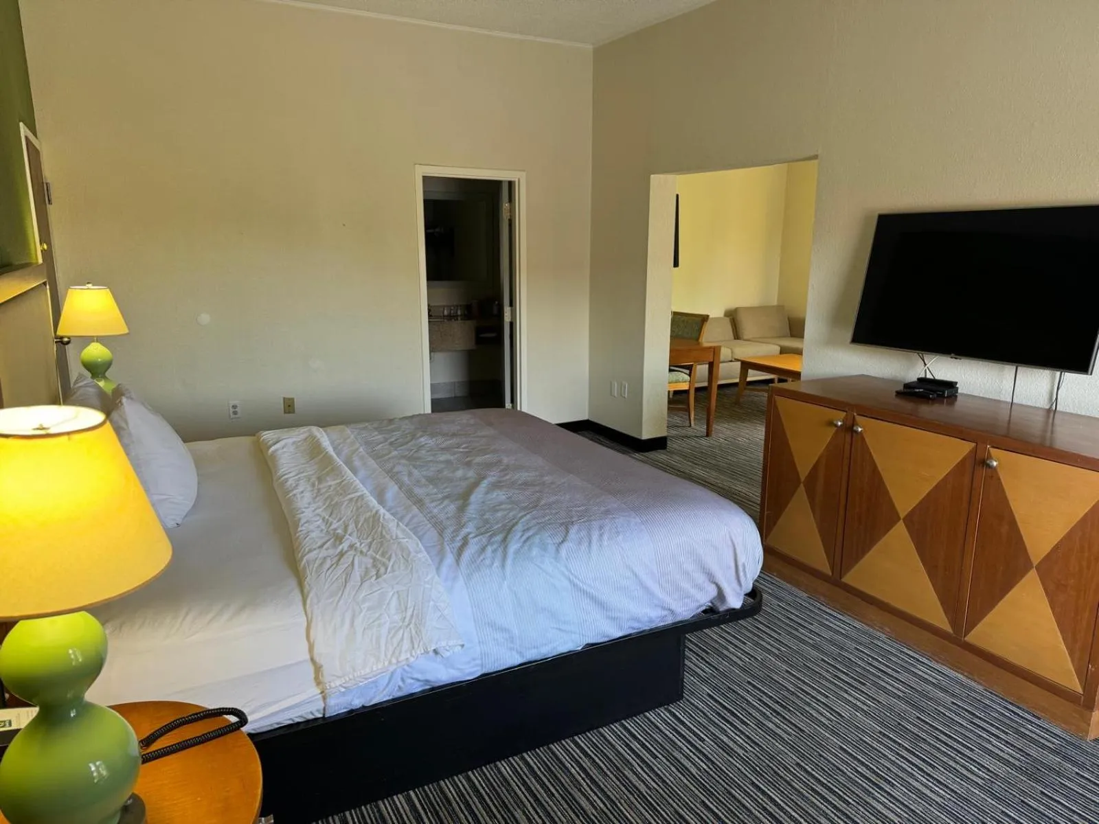 King Room with Lake View - Non-Smoking in Quality Inn