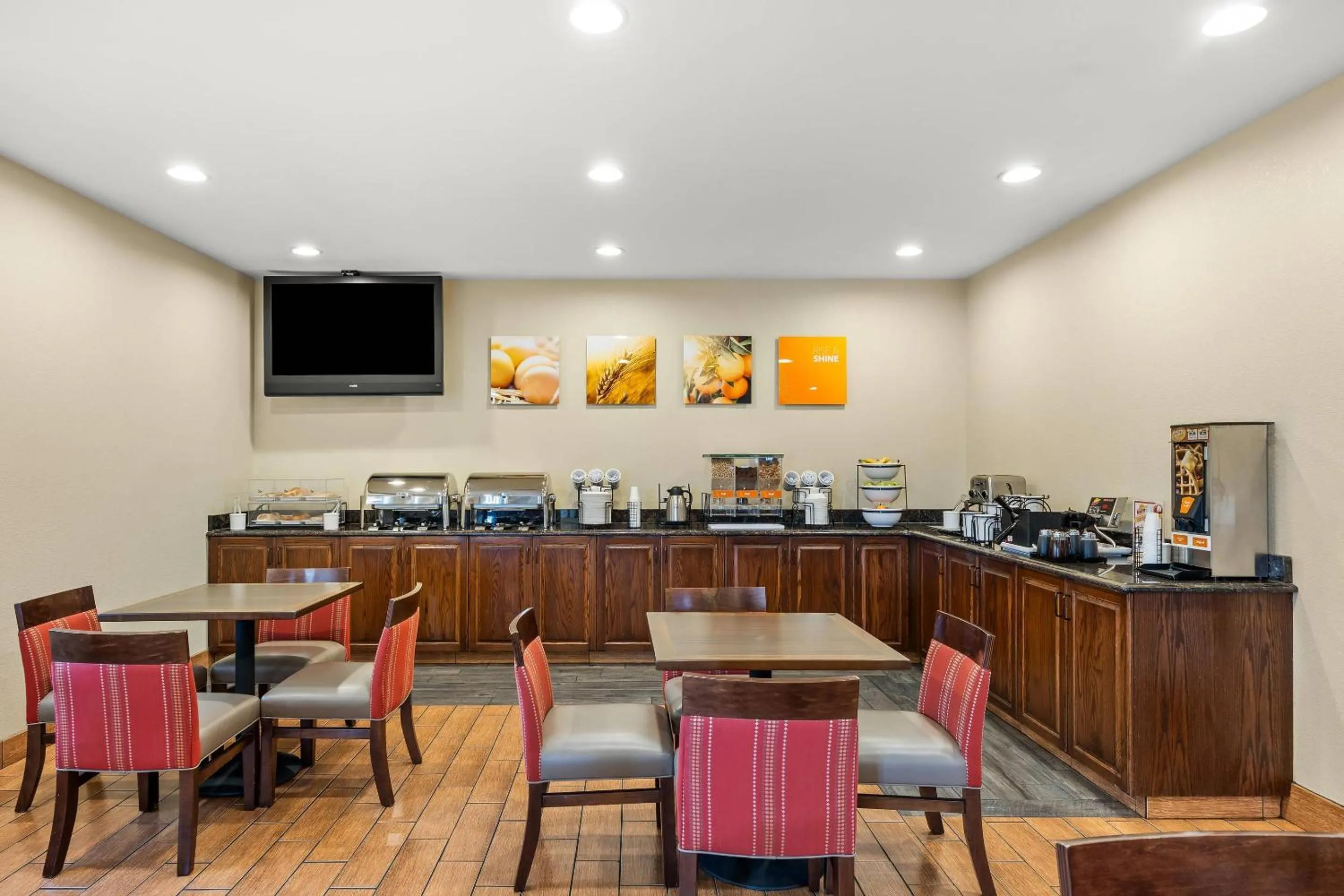 Breakfast in Comfort Inn Willow Springs US 60 and US 63