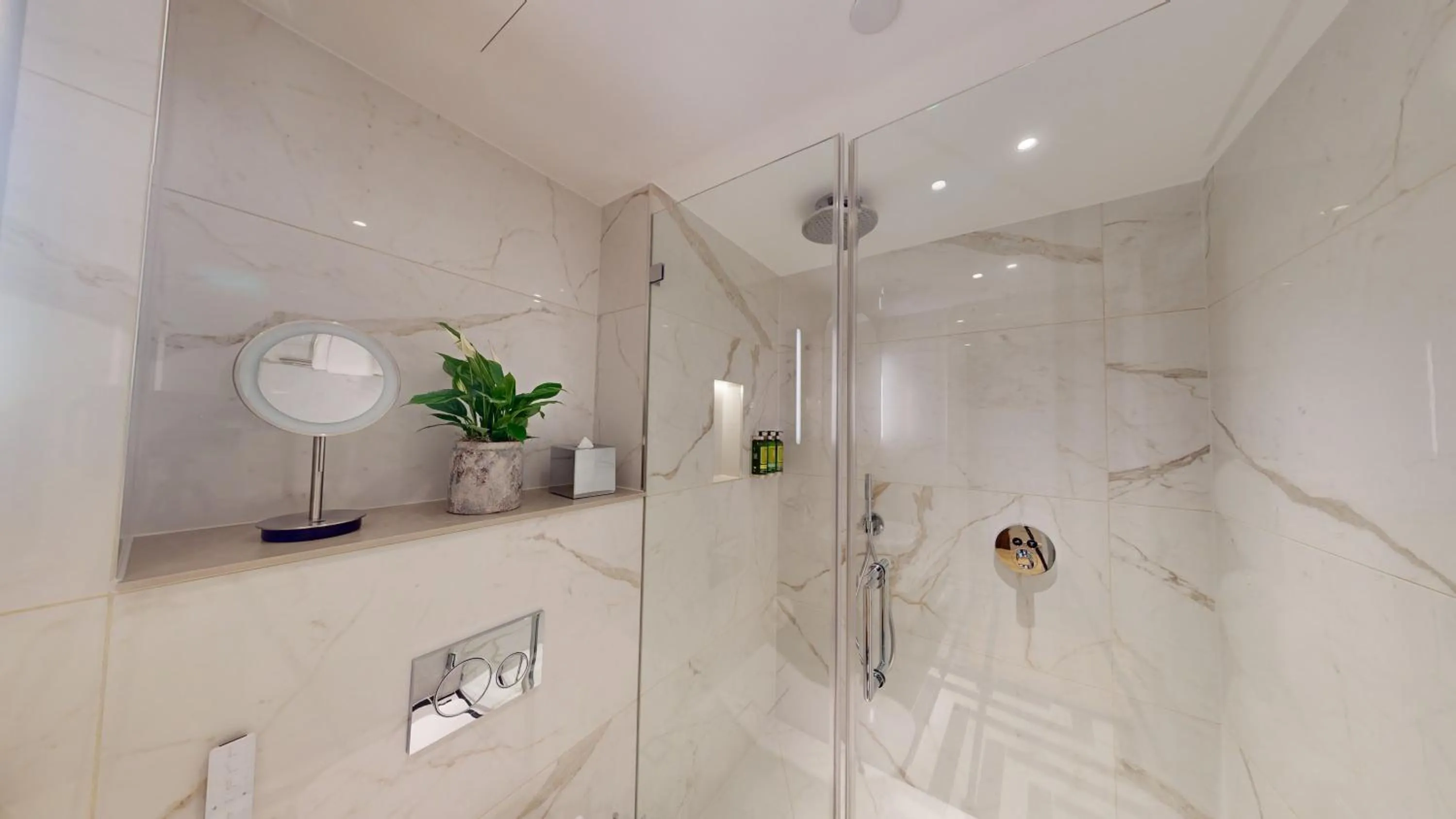 Shower in Cheval Phoenix House at Sloane Square
