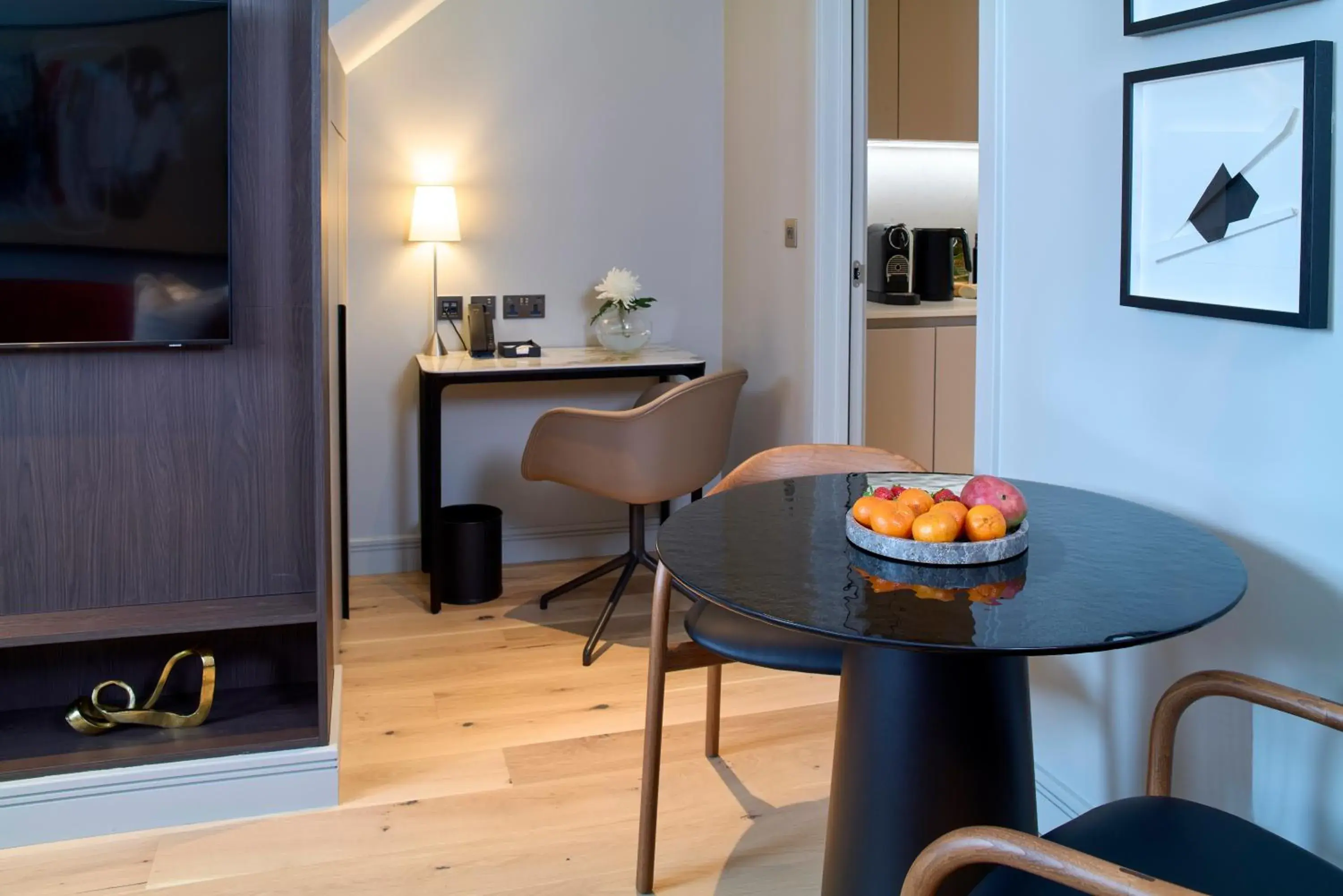 TV and multimedia in Cheval Phoenix House at Sloane Square TV and multimedia in Cheval Phoenix House at Sloane Square