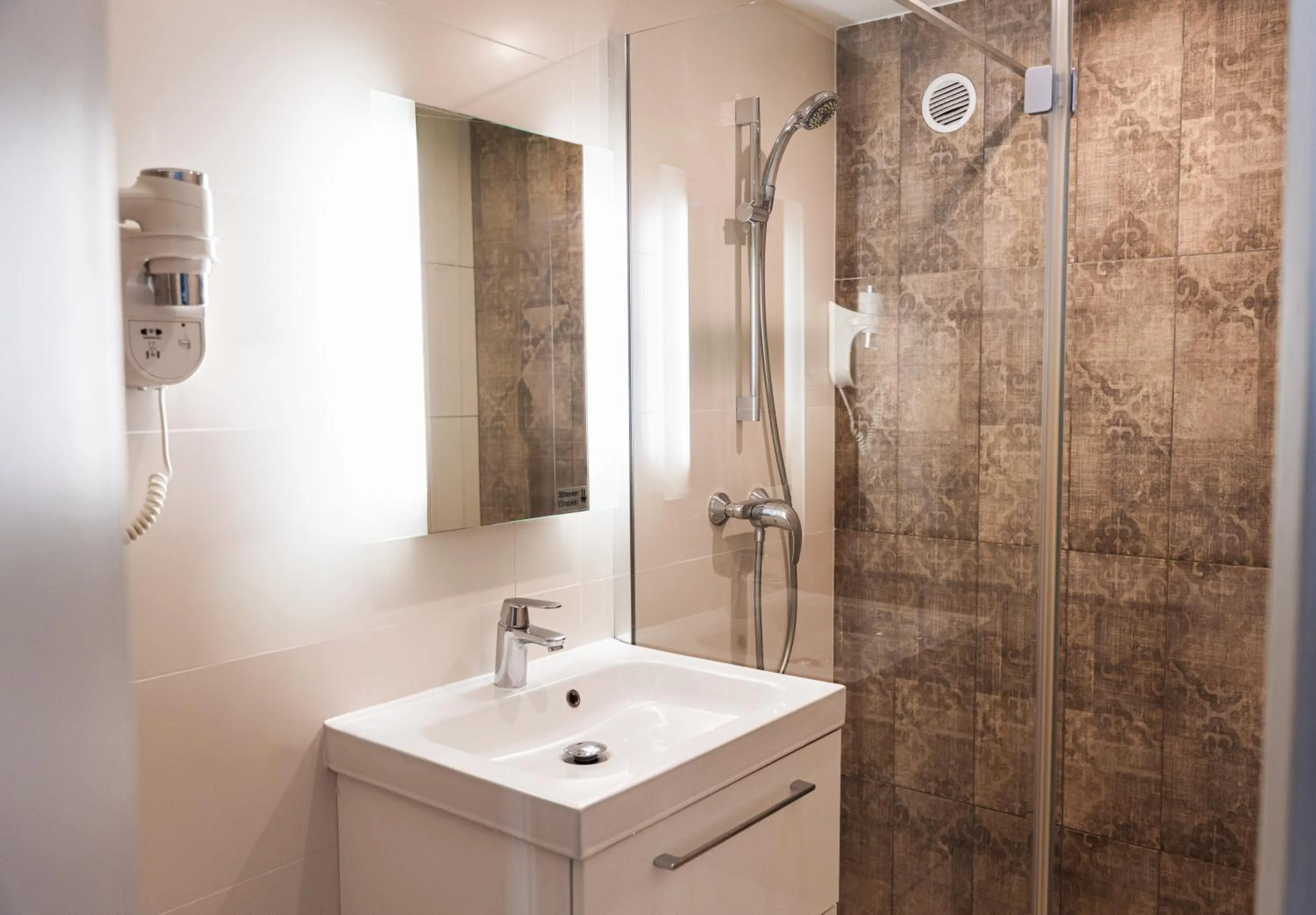 Shower in Hôtel Eiffel Segur