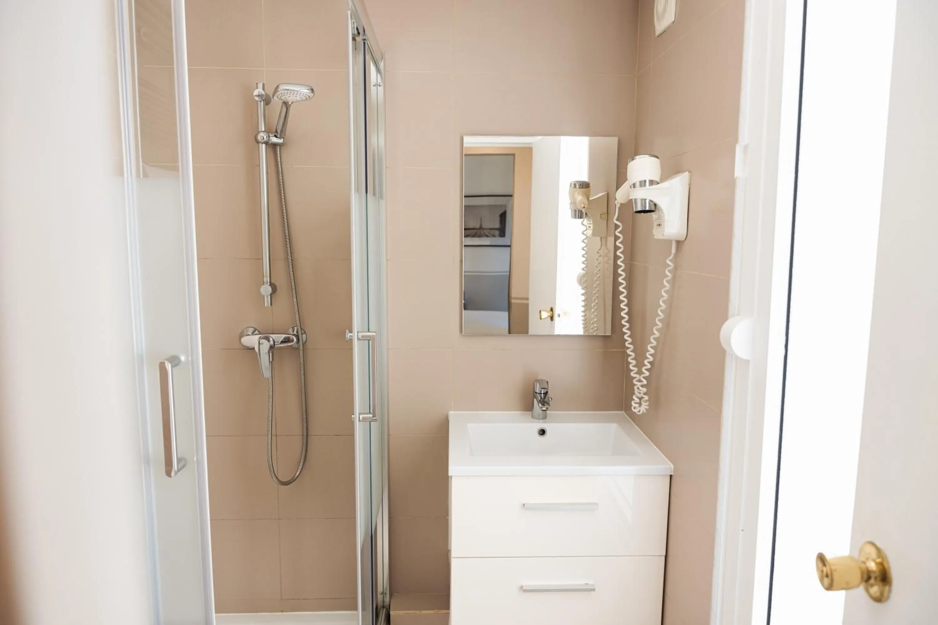 Shower in Hôtel Eiffel Segur