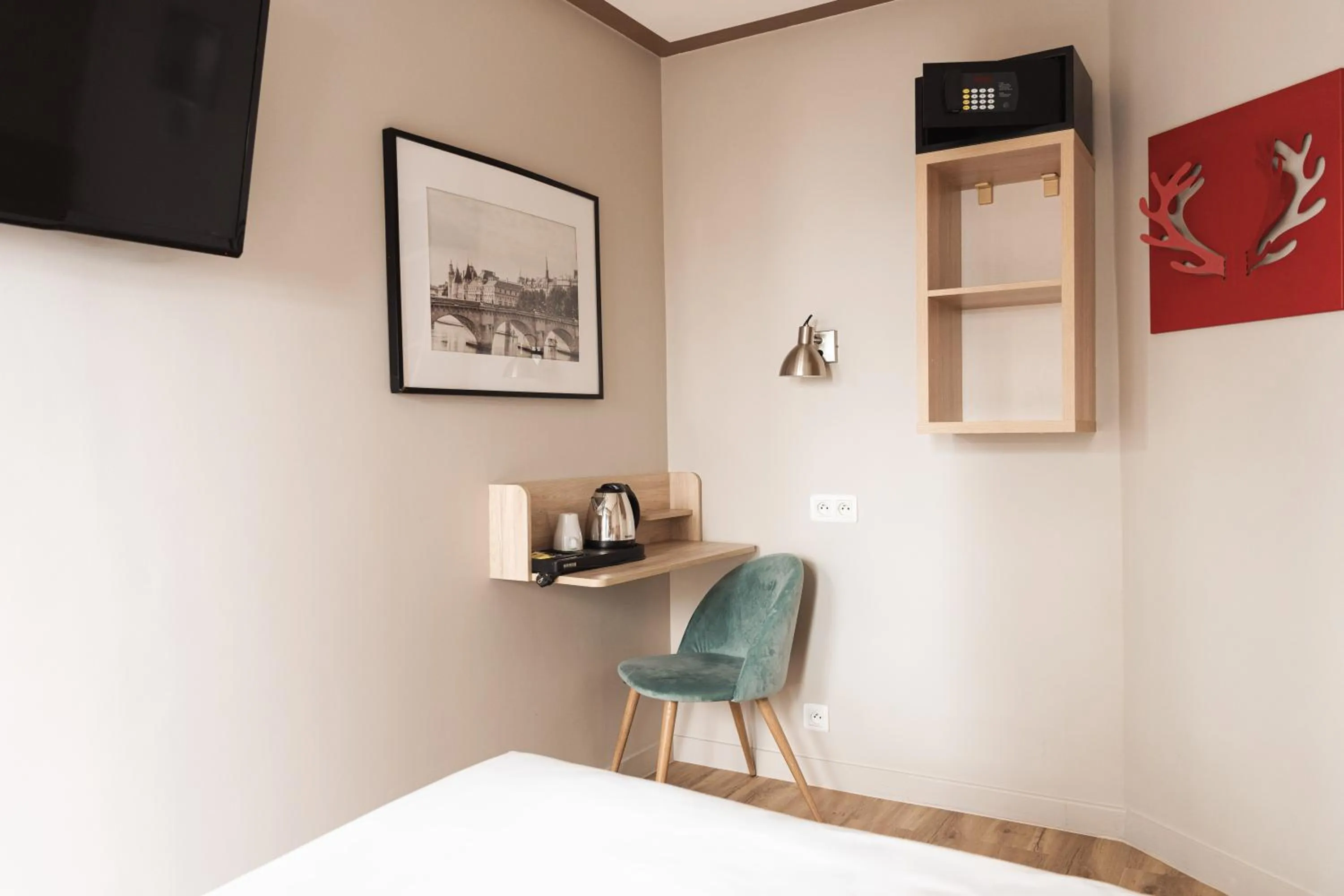 Photo of the whole room in Hôtel Eiffel Segur