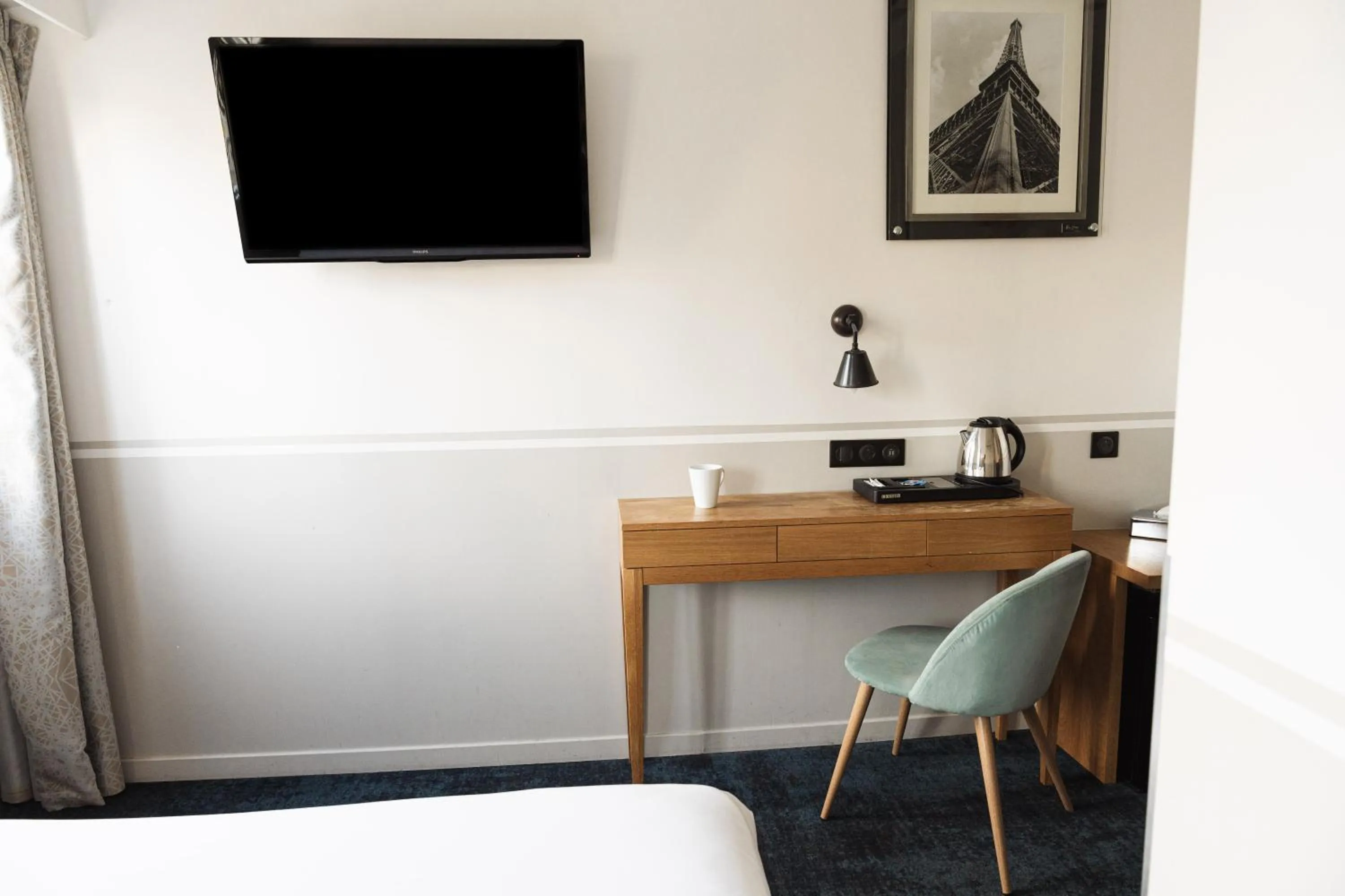 Photo of the whole room in Hôtel Eiffel Segur