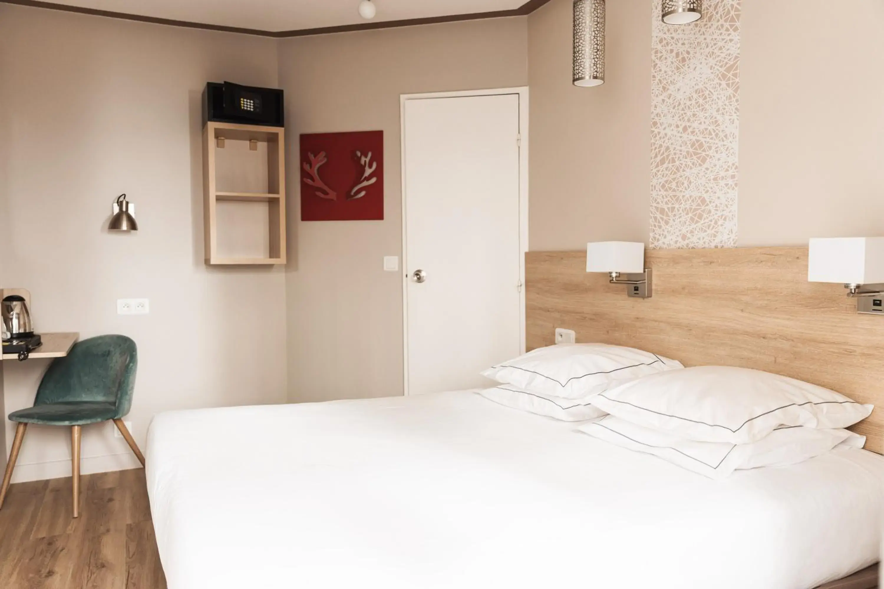 Photo of the whole room, Bed in Hôtel Eiffel Segur Photo of the whole room, Bed in Hôtel Eiffel Segur