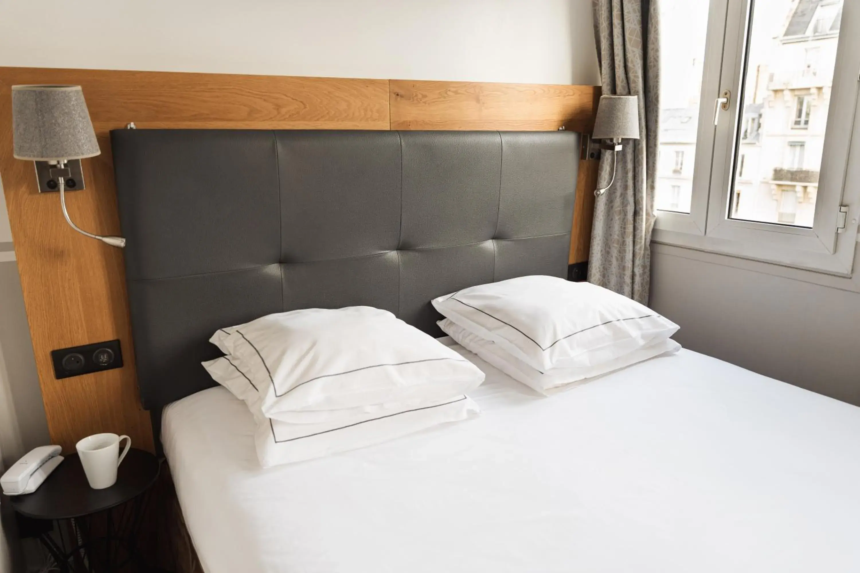 Bed in Hôtel Eiffel Segur Bed in Hôtel Eiffel Segur