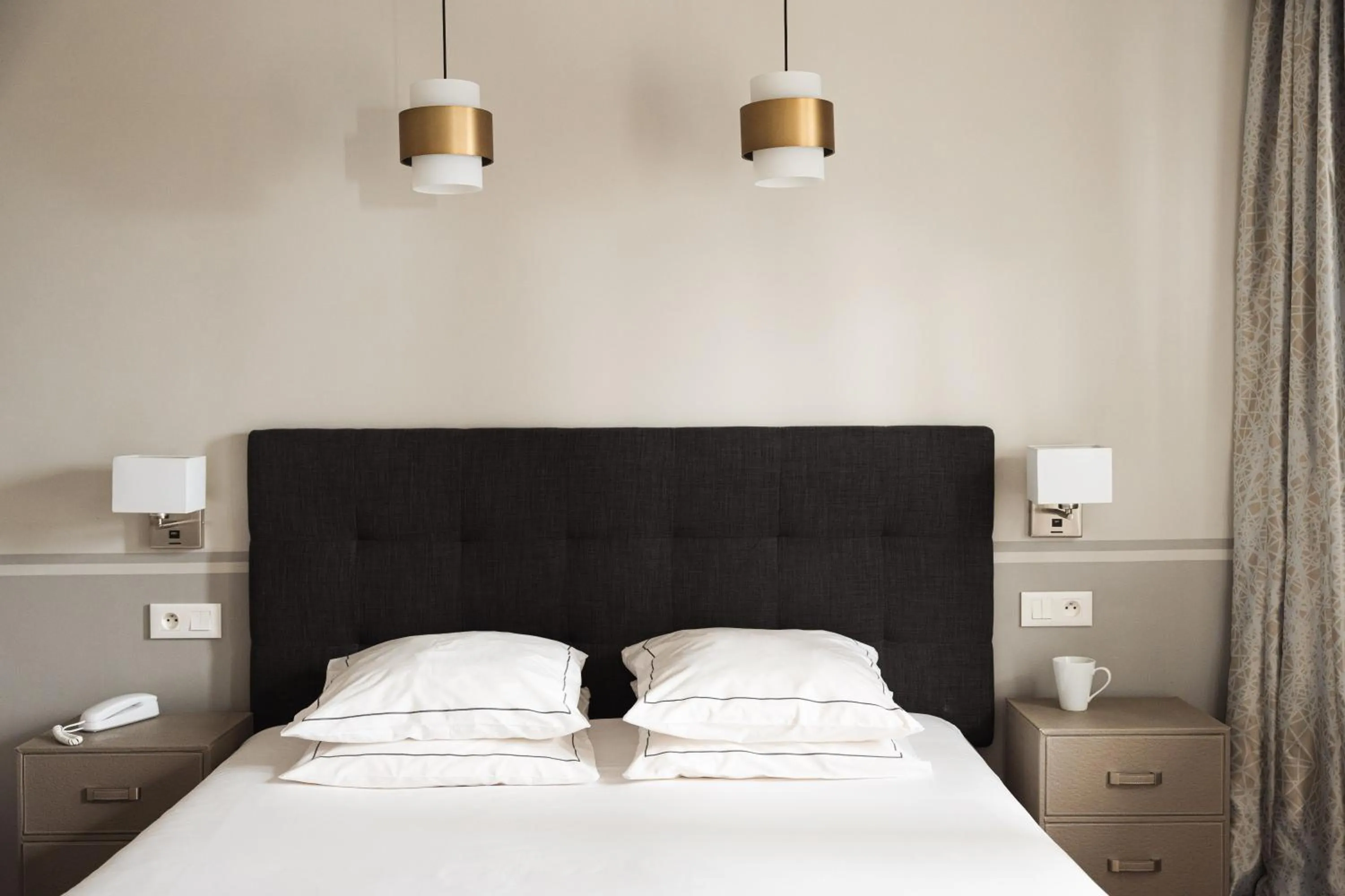 Bed in Hôtel Eiffel Segur