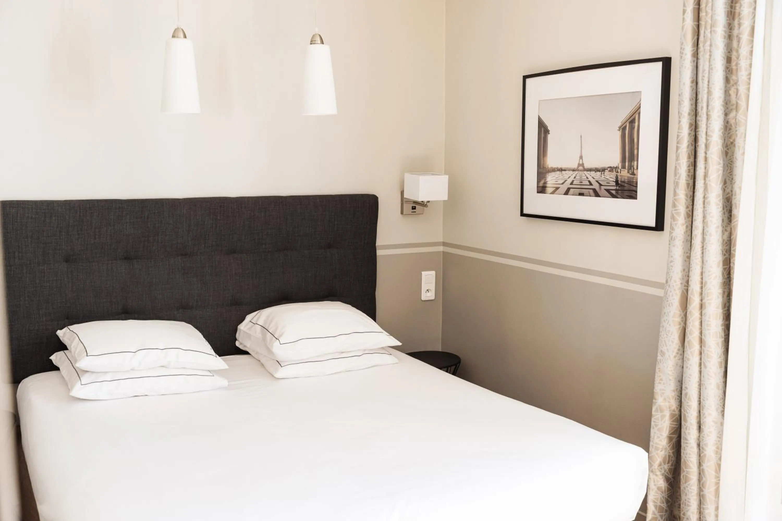 Bed in Hôtel Eiffel Segur