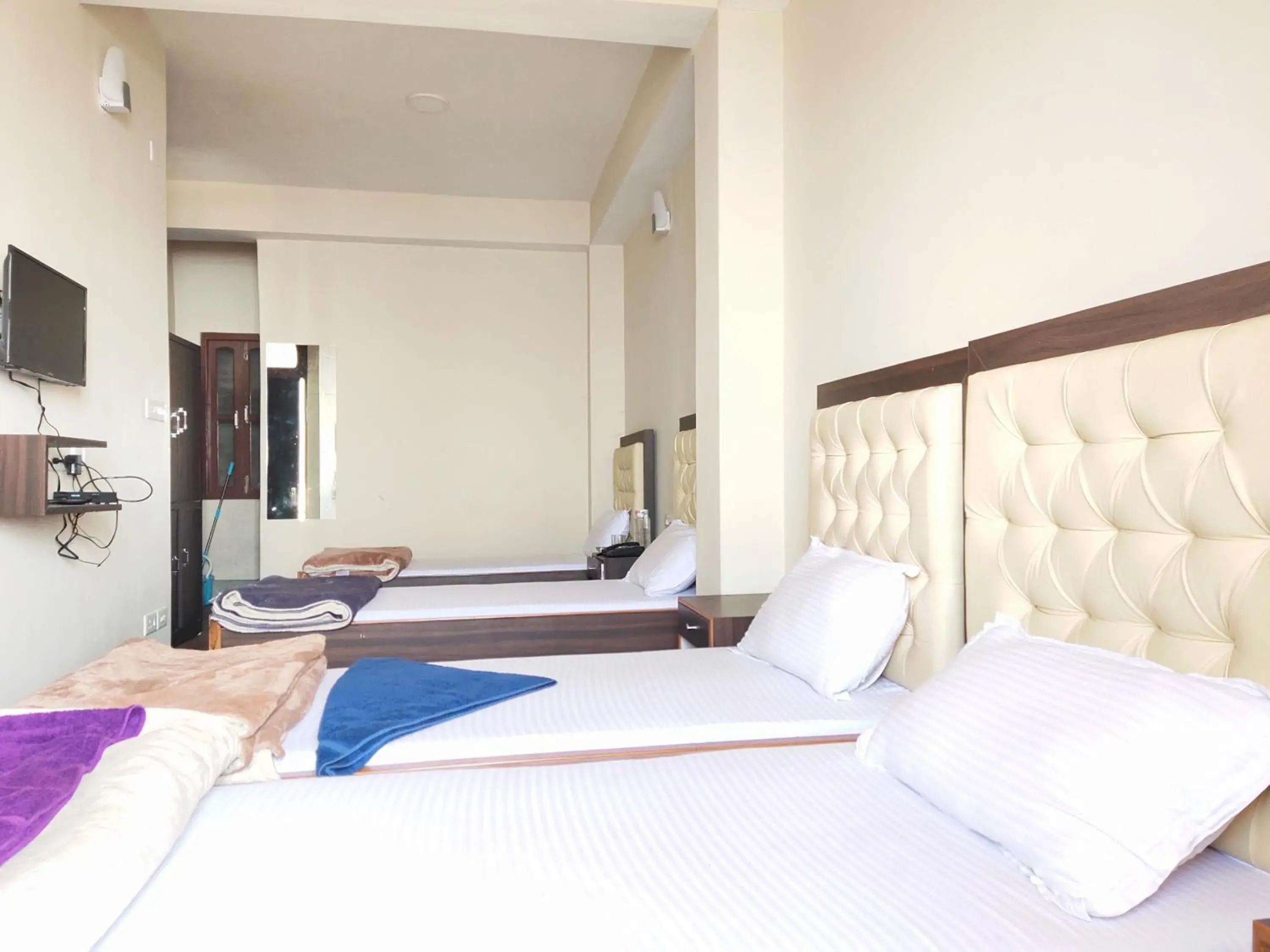 Bed in 4-Bed Mixed Dormitory Room in Great Eastern Valley Residency Bed in 4-Bed Mixed Dormitory Room in Great Eastern Valley Residency