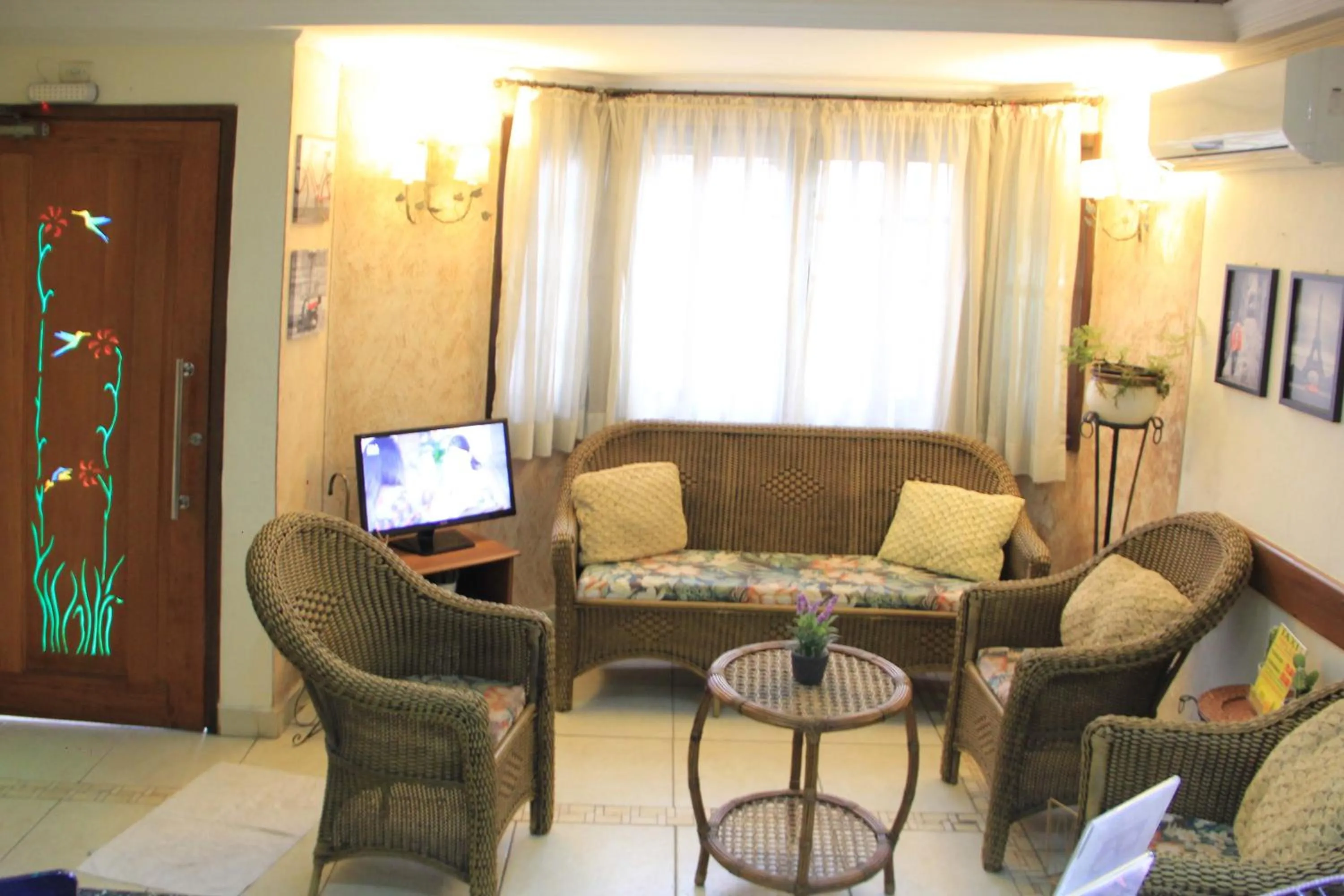 Communal lounge/ TV room in Hotel Valparaíso - Metrô Paraíso e 800m da Av Paulista