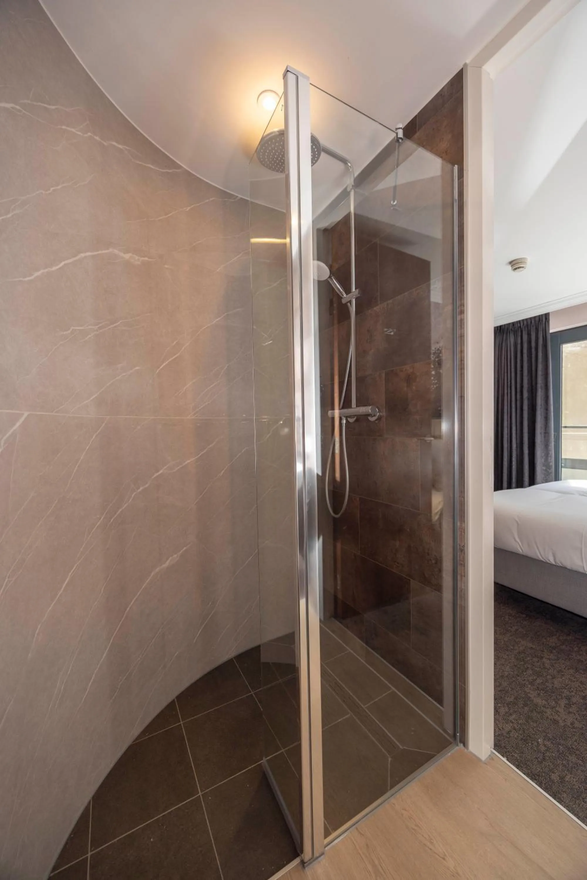 Shower, Bed in Fletcher Hotel-Restaurant De Kempen