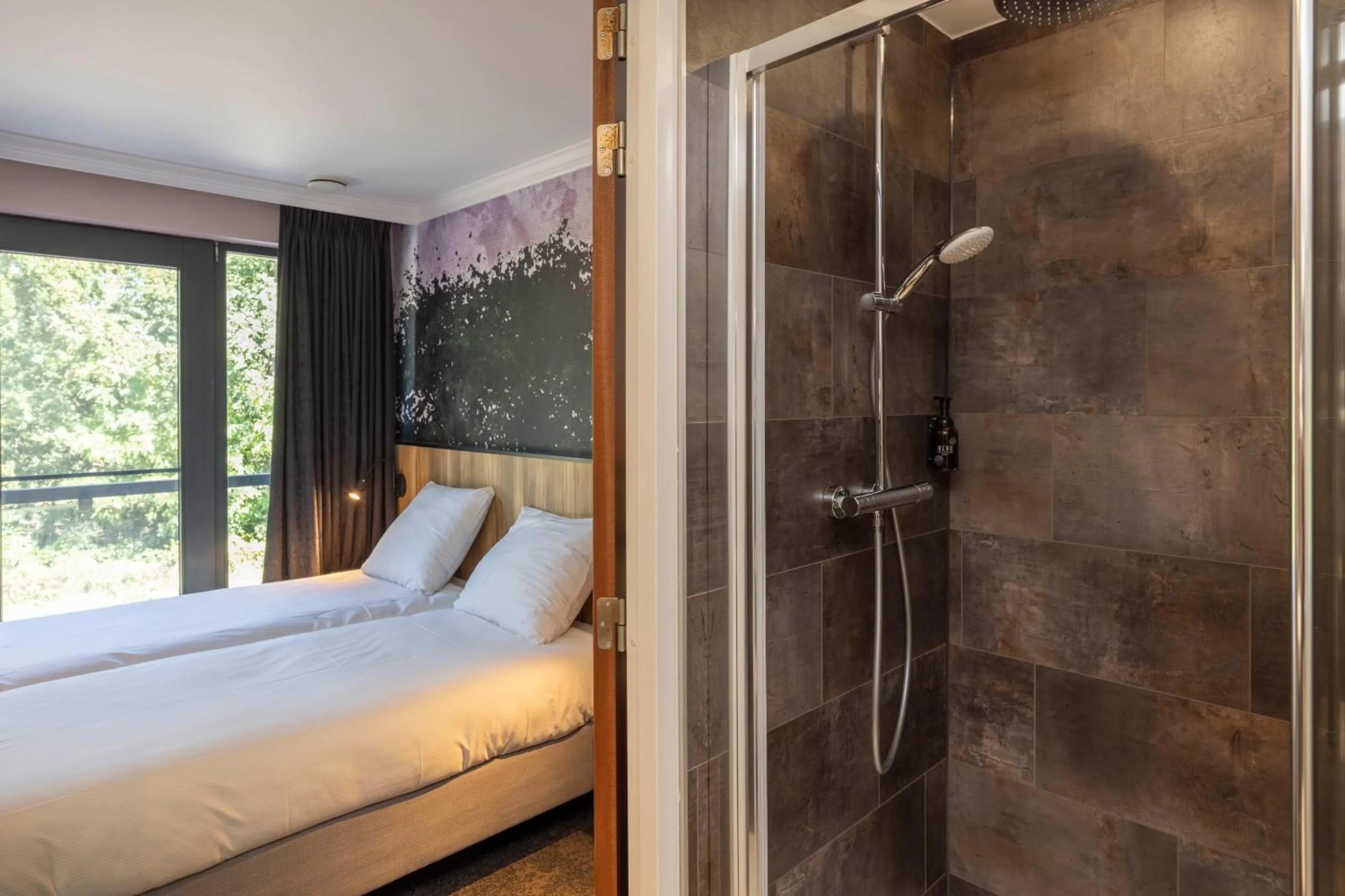 Shower, Bed in Fletcher Hotel-Restaurant De Kempen