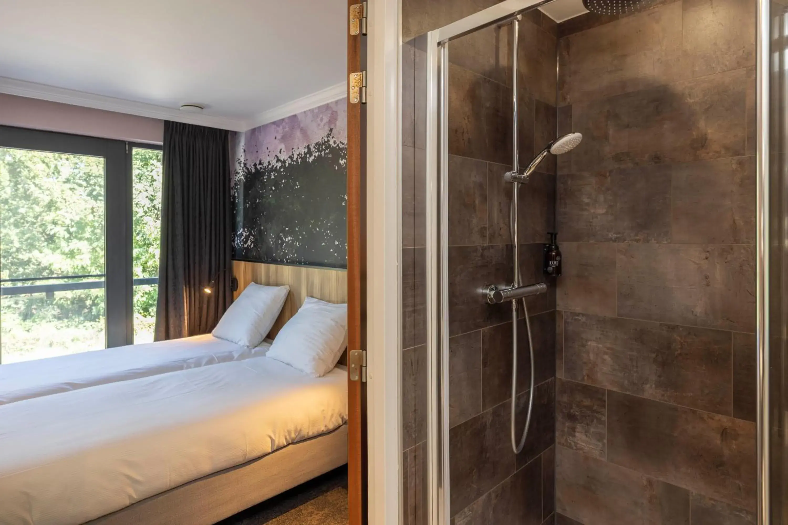 Shower, Bed in Fletcher Hotel-Restaurant De Kempen Shower, Bed in Fletcher Hotel-Restaurant De Kempen