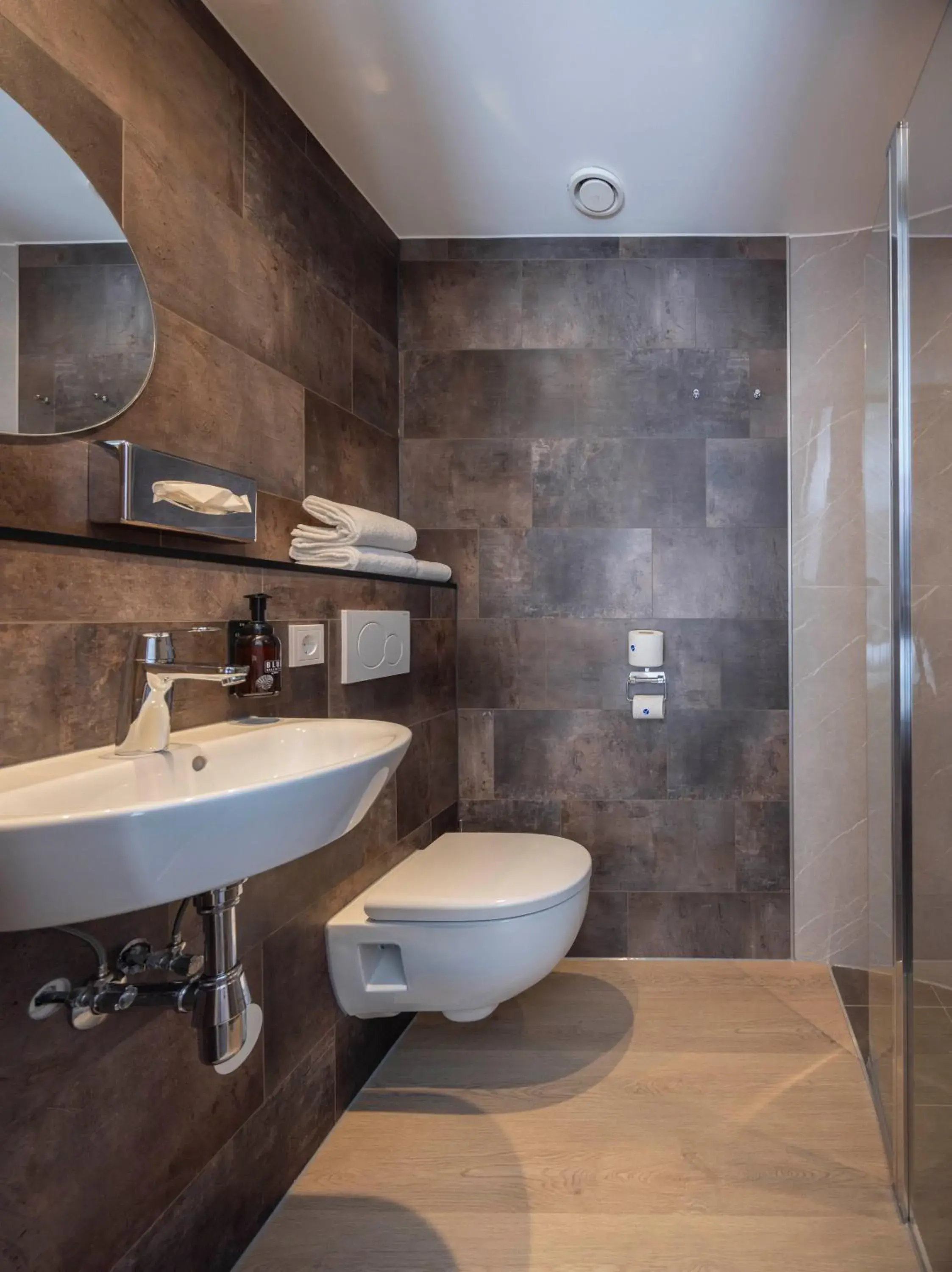 Toilet in Fletcher Hotel-Restaurant De Kempen Toilet in Fletcher Hotel-Restaurant De Kempen