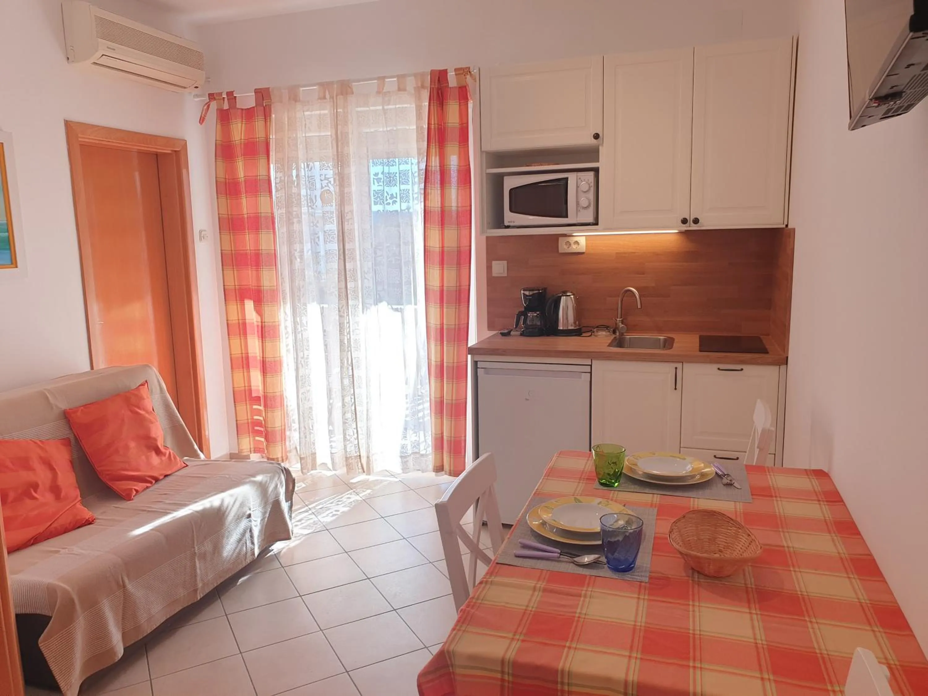 Standard One-Bedroom Apartment with Terrace - single occupancy in Apartments A&A